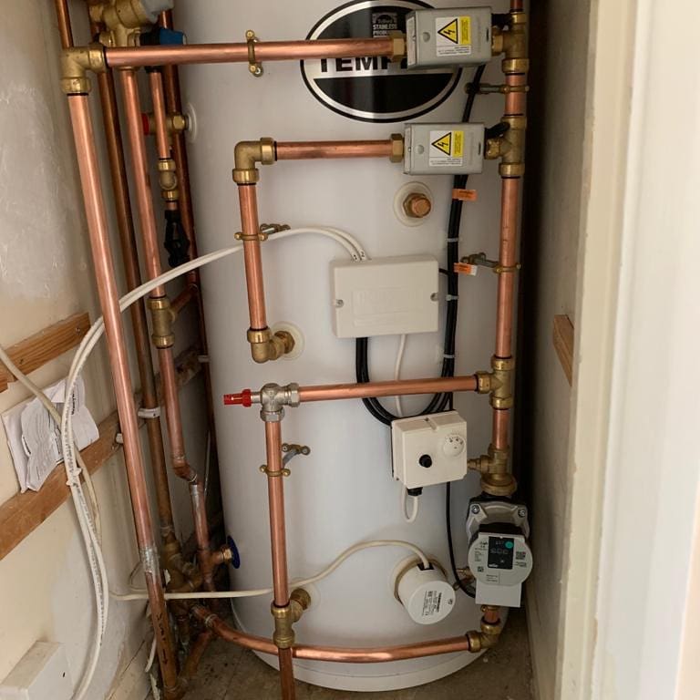 New pre plumbed @telfordcylinders supplied & installed. The customer is loving the hot water flow! #heating #hotwater