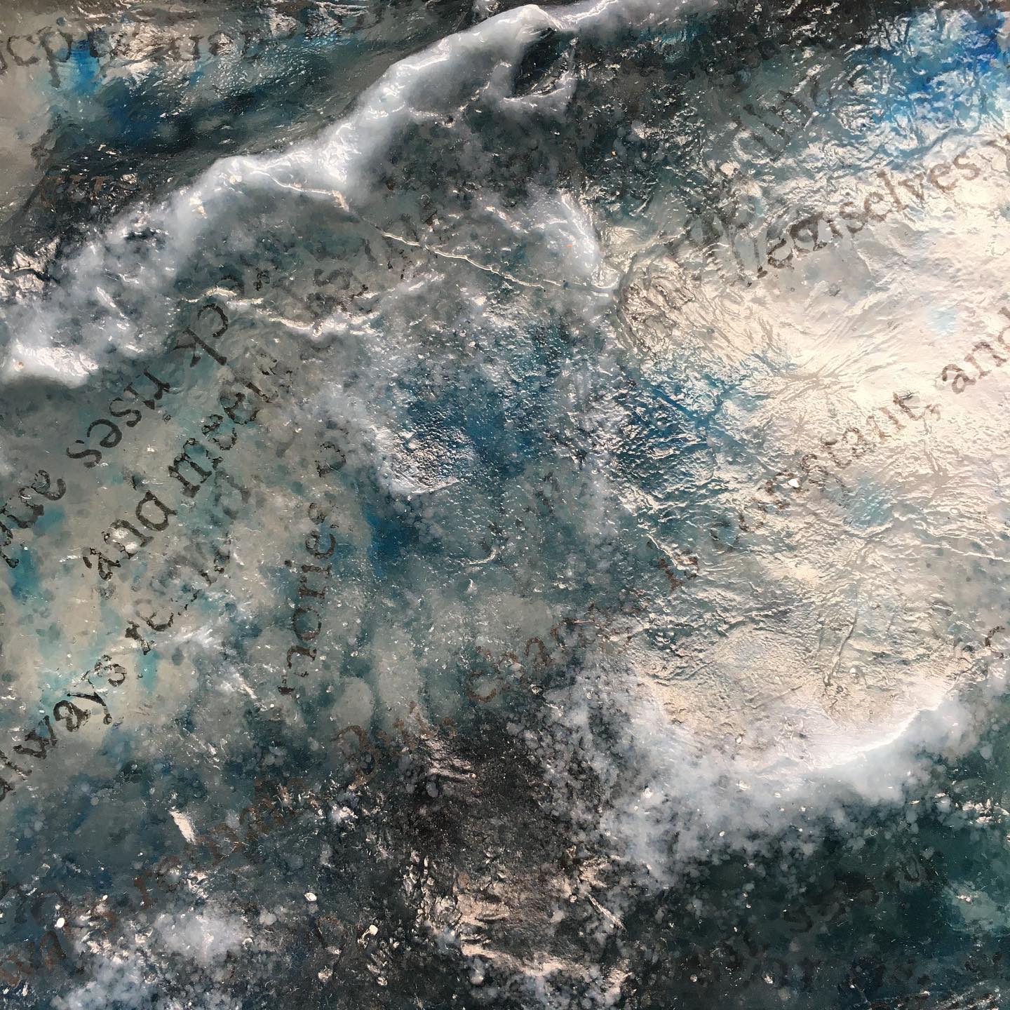 The transparency & layers of the #glass #wave reinforces the connection & complexity of what happens on the surface as well as internally.
Expressing the dimensions of the #ocean system one wave at a time
#catchingawave #glassart #oceanscience