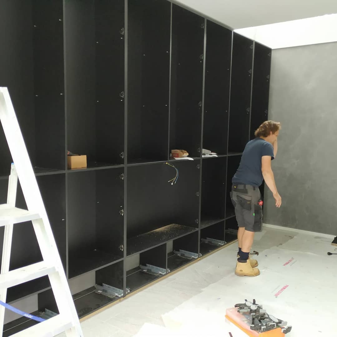 Een mooi resultaat na werk, in het noorden van het land. Grote inbouwkast op maat. #inbouwkast #meubelmaker #kastopmaat #snijdthout #interieur #eikenhout #blackwash #spuitwerk