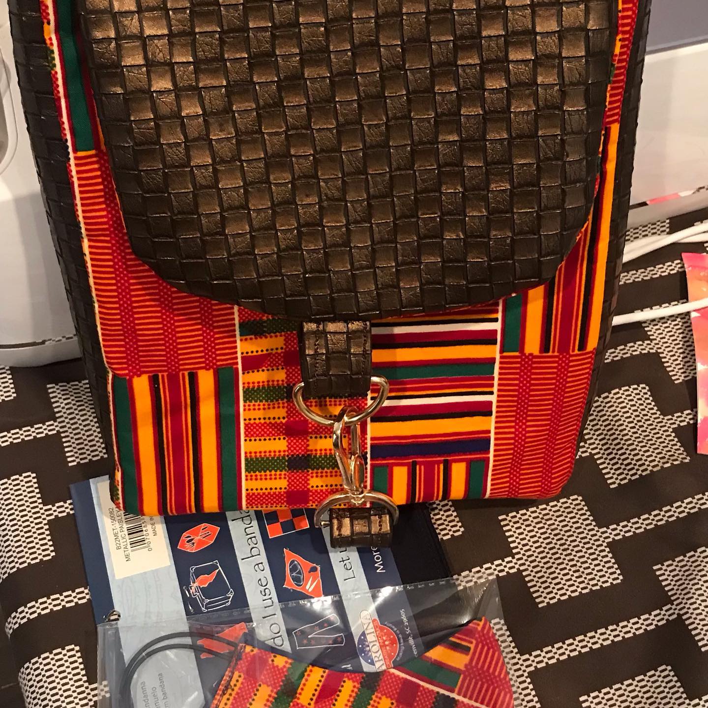 Messenger bag ... Kente and leather with gold accents .... Visit our website for orders ..
www.Shuku Accessories.com
Or IM me. .. #africentric #african #shukuaccessories