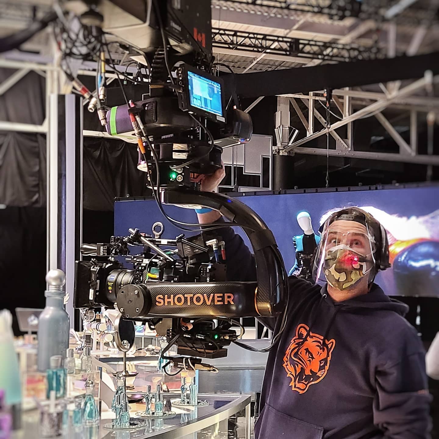 @aglmbowman finessing some @moviebird_international #45 moves with the @shotoversystems #G1 and @jzgr wrapping up a lens change
#gripology #gripolgydepartment #cameragear