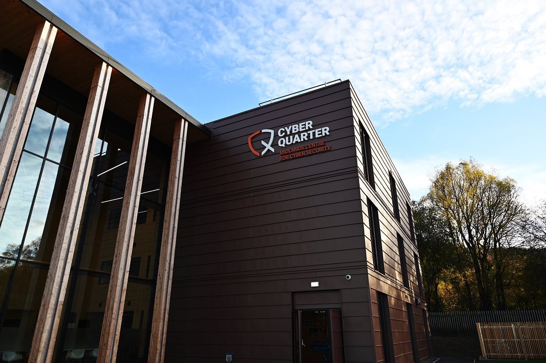 This is another look at Cyber Security Centre in Hereford.
This stunning job is made up of VM Zinc Pigmento Red standing seam cladding with VM Anthra and Aluminum (RAL 7021) cappings. @VMZINCUK
—————————————
#AMR #VMzinc #Zinc #Cladding #HardMetals #Construction #Roofing #Metal