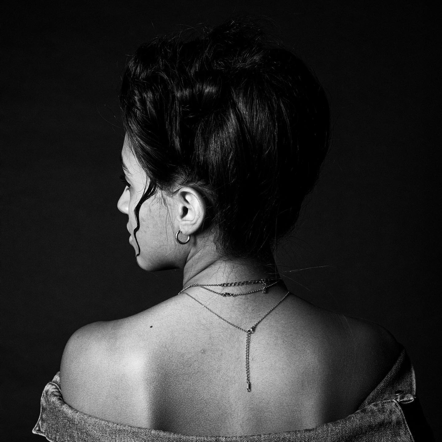 There is elegance in simplicity. The older I get the more simple I wish life were. Styling is a comfort. It soothes the mind and brings with it a blanket of confidence and self expression. #grandrapidsmichigan #grhair #editorialhaircolor #editorialhair #hairstyling