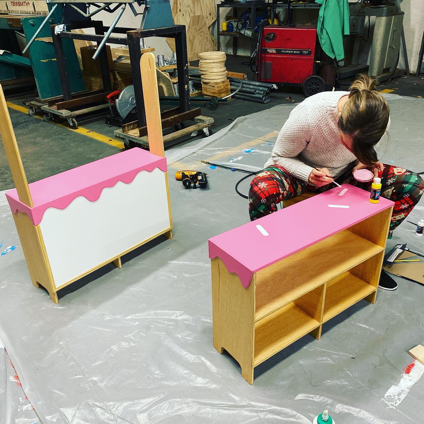 Mama Clause adding her magic to bring this thing to life! @a_crum_r
.
#cncmachining #cnc #cncrouter #digitalfabrication #fabrication #design #fabricationlife #designlife #maker #makers #build #craftsman #craft #makersofinstagram #diy #diytoys #diyprojects #diychristmas #makersgonnamake #makersmovement #zenbotcnc #hapticworkshop