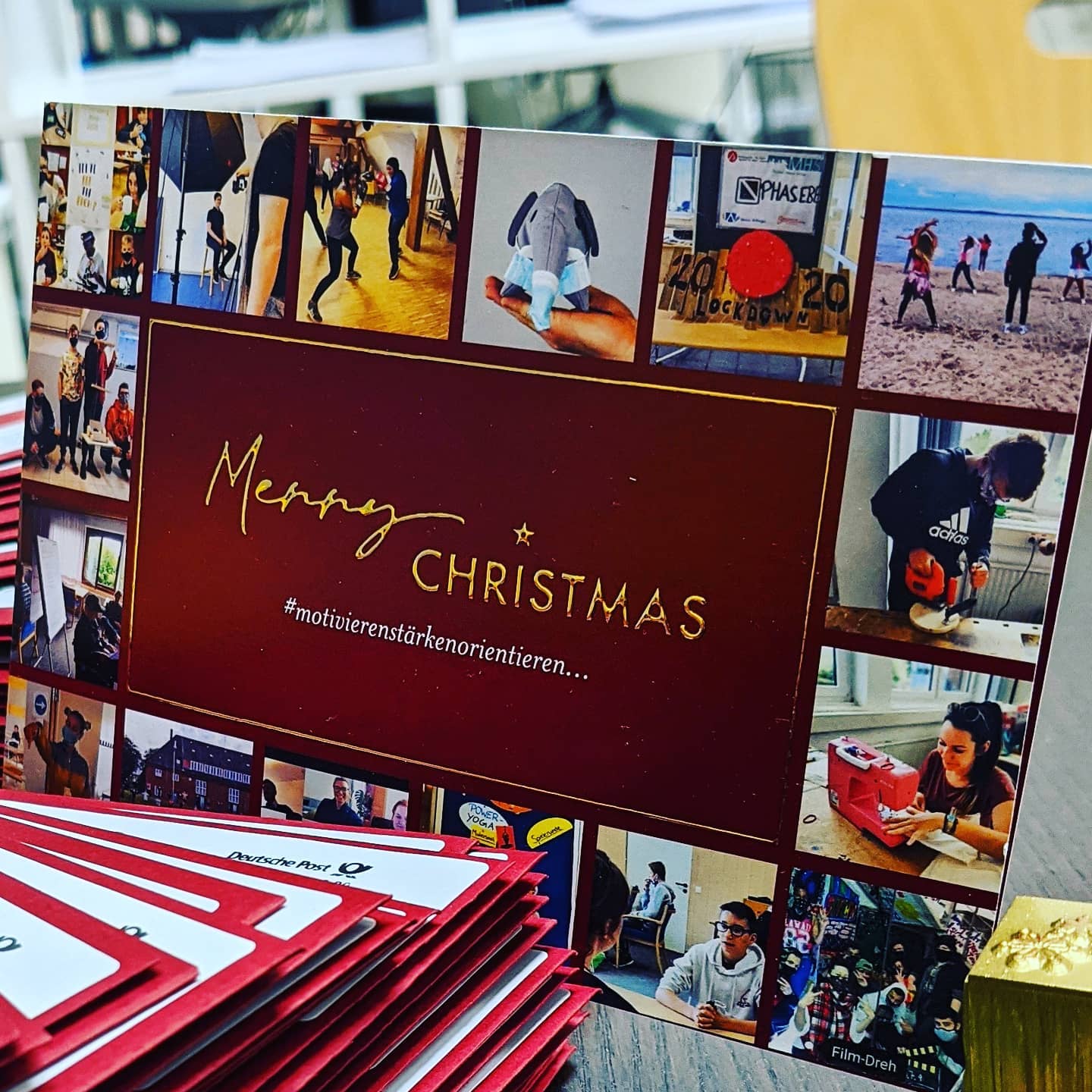 Dieses Jahr war besonders. Und anders. Und so, wie es sein sollte.
Wir bleiben dran!
Die Jugendlichen haben in diesem für sie schwierigen Jahr gewollt und geliefert. Sie haben gerockt, gelernt, getanzt, gerechnet, gelesen, gekämpft, gesungen, sich gezeigt und durchgehalten.
Wir schließen das Büro für zwei Wochen, sind aber mit den Teams in den Regionen digital auch in diesen Wochen für euch da!
Wir wünschen ruhige Momente und einen tollen Start in ein neues Jahr - mit neuen Projekten und neuen Wegen!
#dankbar #tollesteam #tollepartner #motivierenstärkenorientieren #phasebe #berufsorientierung #schulabschluss #innovativebildung
#merrychristmas #jugendliche #sommerakademie #dortmund #hamburg #lübeck #münchen #ingolstadt #ludwigshafen #essen #koblenz #neuewege #digitalebildung #sommercamp #nachhaltigebildung #haltung #happynewyear