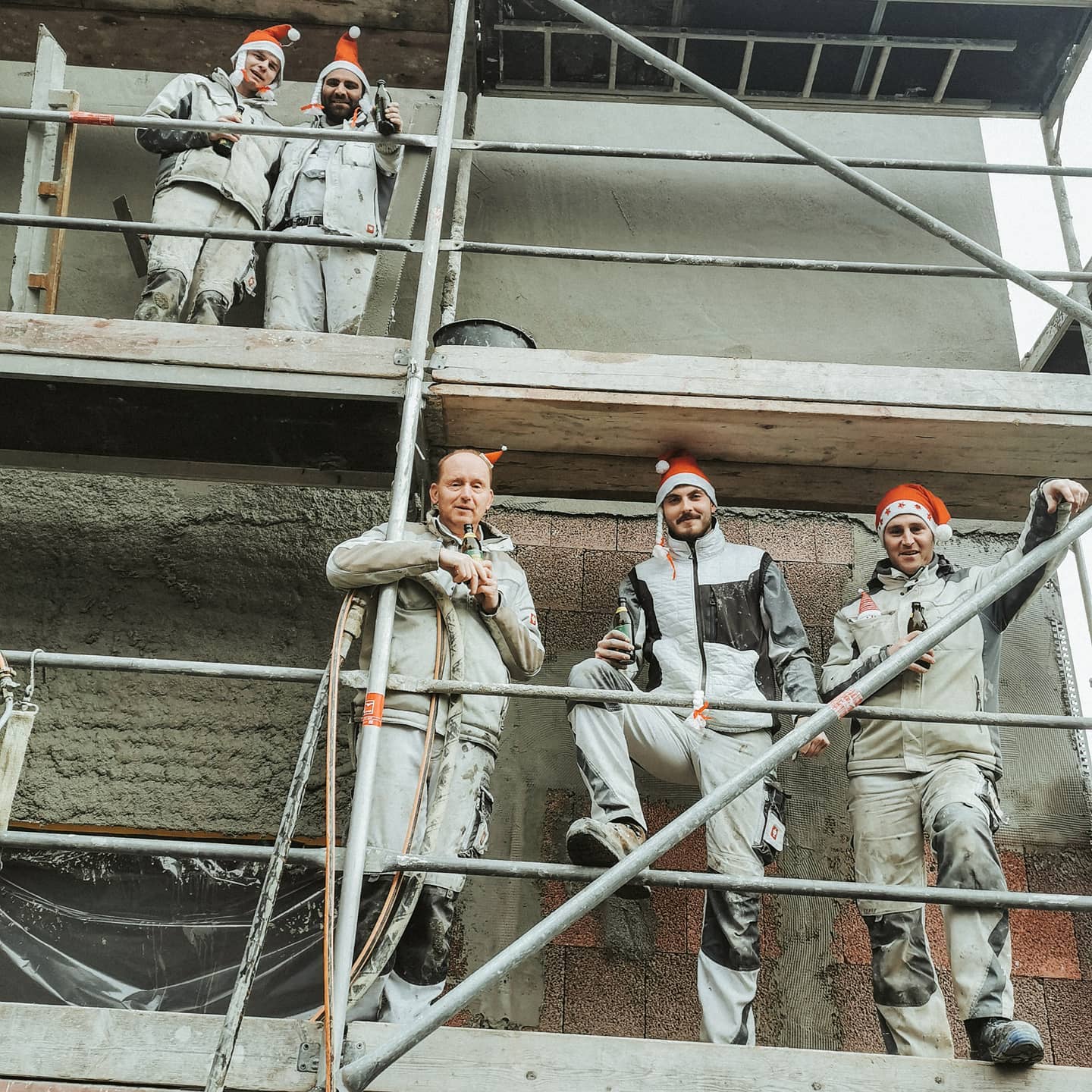 🎅 Hohoho! Letzter Arbeitstag in #2020: geschafft! 💪 Nach zwölf herausfordernden Monaten freuen wir uns nun auf eine besinnliche Zeit voller weihnachtlicher Stimmung, die wir hoffentlich alle mit den Menschen verbringen können, die uns ganz besonders am Herzen liegen. Unser Team wünscht daher allen Kunden und Partnern frohe Weihnachten und ein glückliches, erfolgreiches und vor allem gesundes neues Jahr. 🎄 #froheweihnachten
#TheoundGuidoHesse #StuckgeschäftHesse #olpe #DeinStuckateurInOlpe #stuckateur #verputzer #gipser #außenputz #innenputz #stuck #WeilIhrHausUnsWichtigIst #wirgebenIhremHauseinGesicht #handwerk #teamarbeit