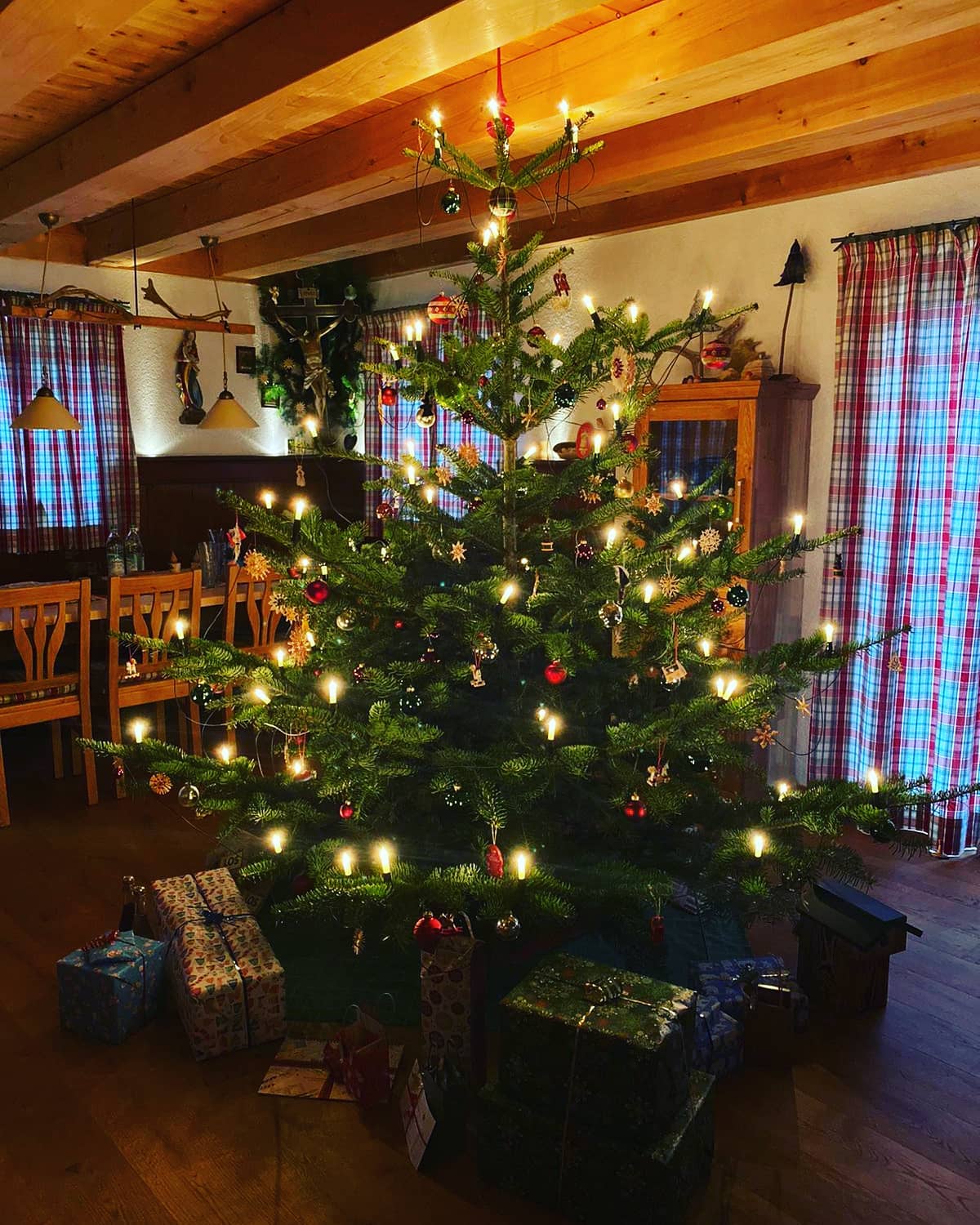 Frohe, besinnliche und gesegnete Weihnachten und ein braves Christkindl wünsche ich Euch!
"In der Geborgenheit der Familie Weihnachten zu feiern, ist in der heutigen Zeit wohl das Schönste aller Geschenke"
Ich wünsche Euch, dass Ihr diese sehr schöne und besondere Zeit trotz den bestehenden Einschränkungen ganz bewusst genießen könnt!🎄
#christbaum #christkind #weihnachtszeit