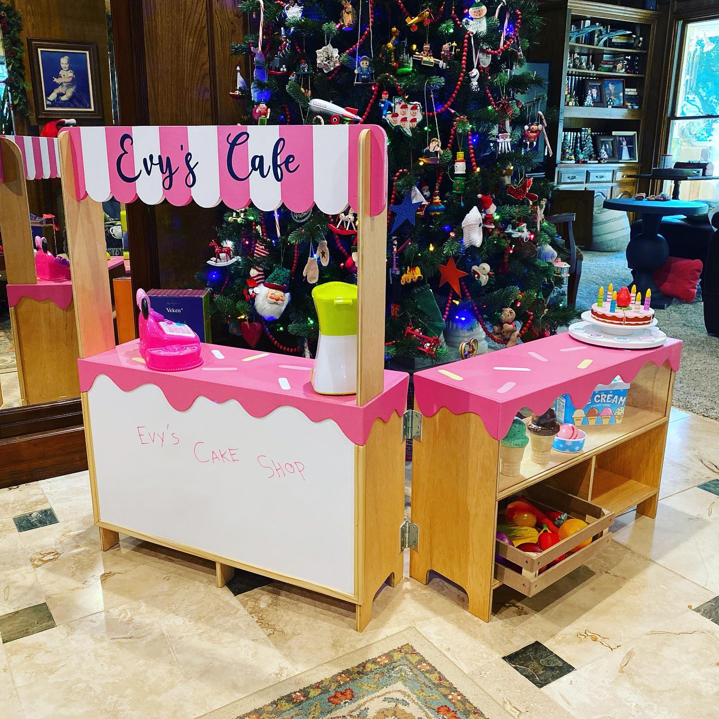 Well, we had one happy girl this morning! Looks like Mr and Mrs Clause pulled it off! The cafe has a whiteboard to write her menu, a lazy Susan to display her cakes, plenty of storage space, and a lighted display case for all her other baked goods for sale. Coupled with her cash register, coffee maker, and produce, she’s ready for business!
@a_crum_r
.
.
#cncmachining #cnc #cncrouter #digitalfabrication #fabrication #design #fabricationlife #designlife #maker #makers #build #craftsman #craft #makersofinstagram #diy #diytoys #diyprojects #diychristmas #makersgonnamake #makersmovement #zenbotcnc #hapticworkshop