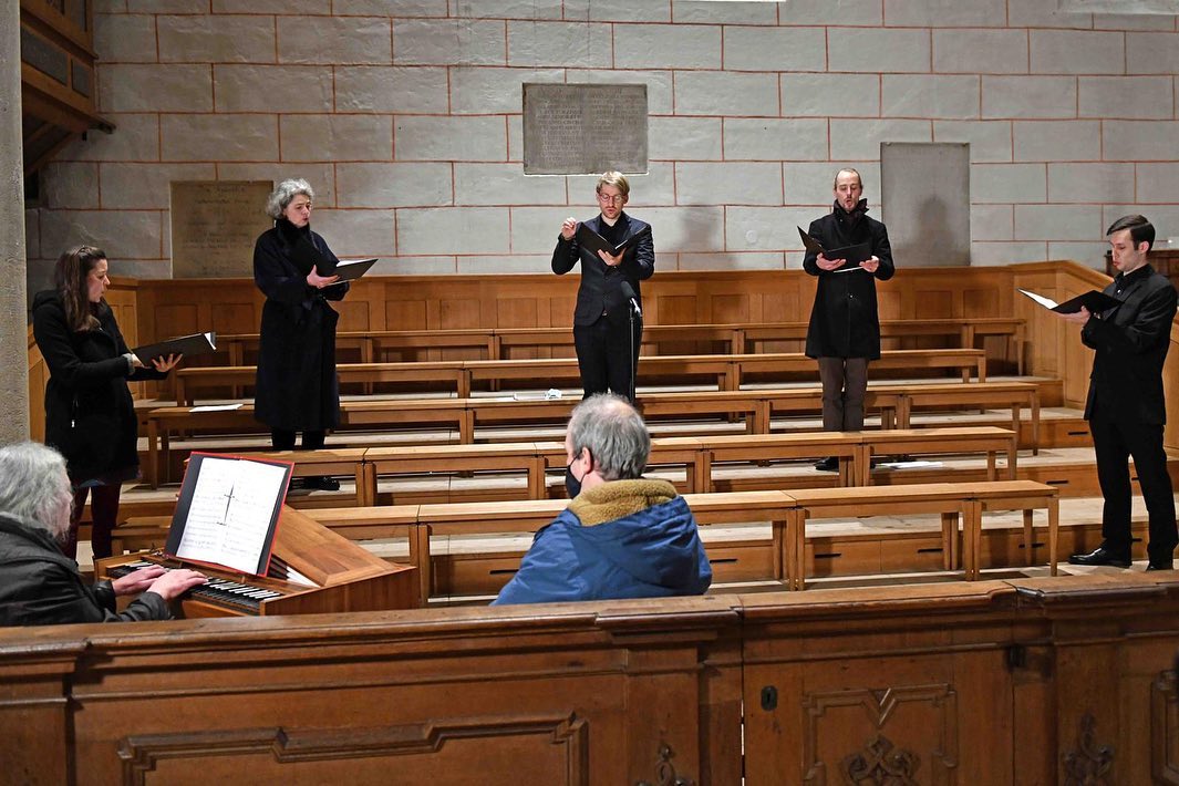 Ein turbulentes Jahr geht zu Ende. Wir haben dieses mit Musik von Jan Pieterszoon Sweelinck in der Jahresschlussandacht mit Bischof Dr. Bertram Meier im Augsburger Dom beschlossen. An der Orgel und Regal (von Marcus Stahl): Domorganistin Claudia Wassner
Wir wünschen ein frohes und gesegnetes Neues Jahr 2021 und freuen uns auf ein baldiges Wiedersehen und -hören!
© Nicolas Schnall
#jahresschluss #2020 #augsburgerdom #bistumaugsburg #musicasacra #tedeum #sweelinck #regal #auxantiqua #aufwiederhören