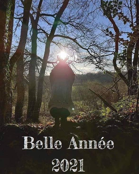 ✨. Très belle année à tous. ✨
.
Puissiez vous trouver votre lumière, celle qui brûle à l'intérieur de vous. La nourrir, l'entretenir, qu'elle rejaillisse et illumine ceux qui vous entourent.
.
Soyons la représentation de ce que nous voulons voir en ce monde.
Le changement commence par Soi même... 🙏🏼
.
A très vite 🌺
...
..
.
#2021 #nouvelleannée #newyear #anonuevo #bonneannée #happynewyear #felizañonuevo
#amour #love #amor #paix #peace #paz #sante #health #salud #nature #naturevibes #beautenature #natureshooters #sun #spiritual #yogagirl #yoga #yogalimoges #yogafrance #yogasaintjunienfrance #hautevienne