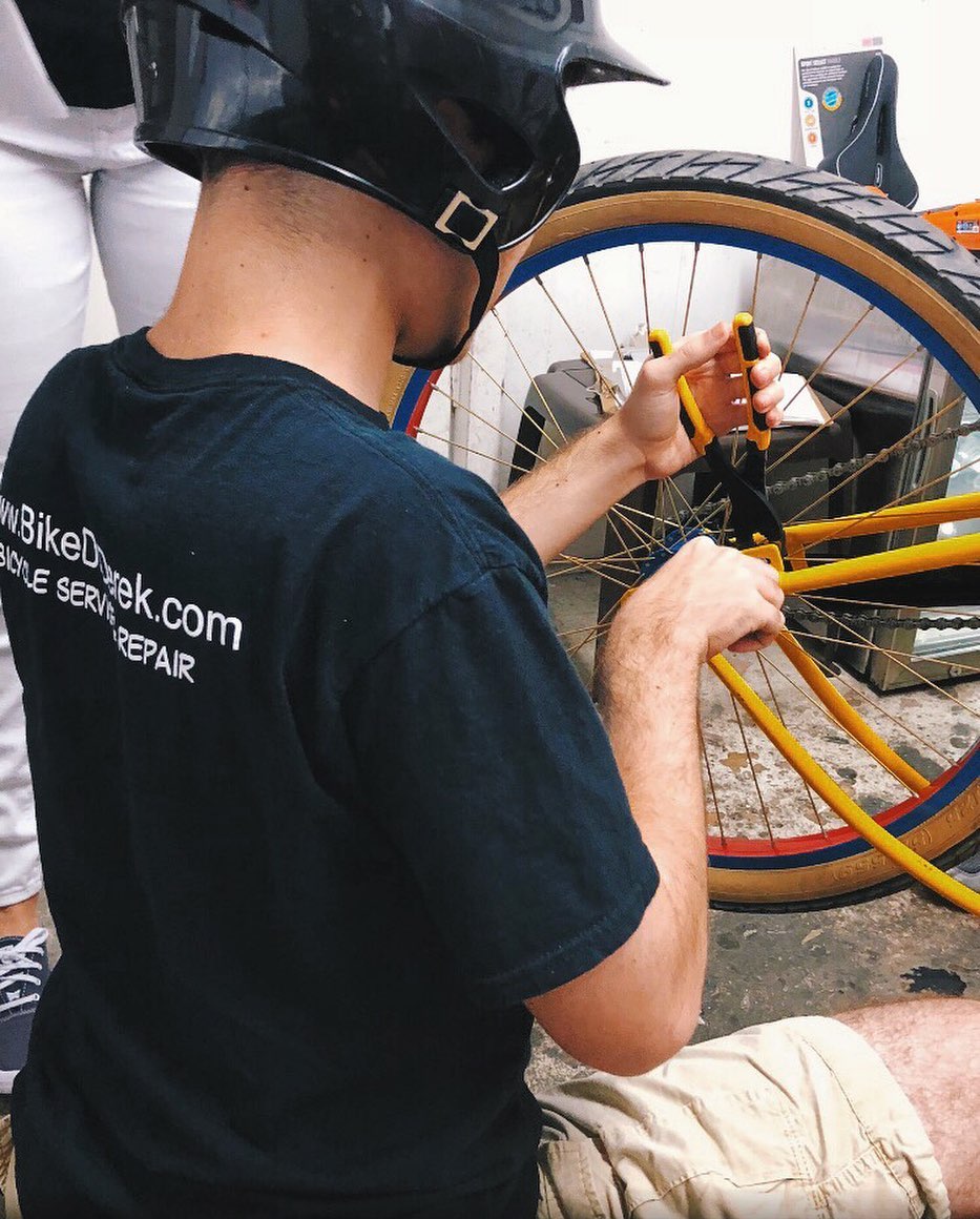 A couple of things we love about this pic:
1. How cool this bike was - colors included! š
2. Derekās website on his T-shirt šš»šš»šš»
Have you checked his website out yet??