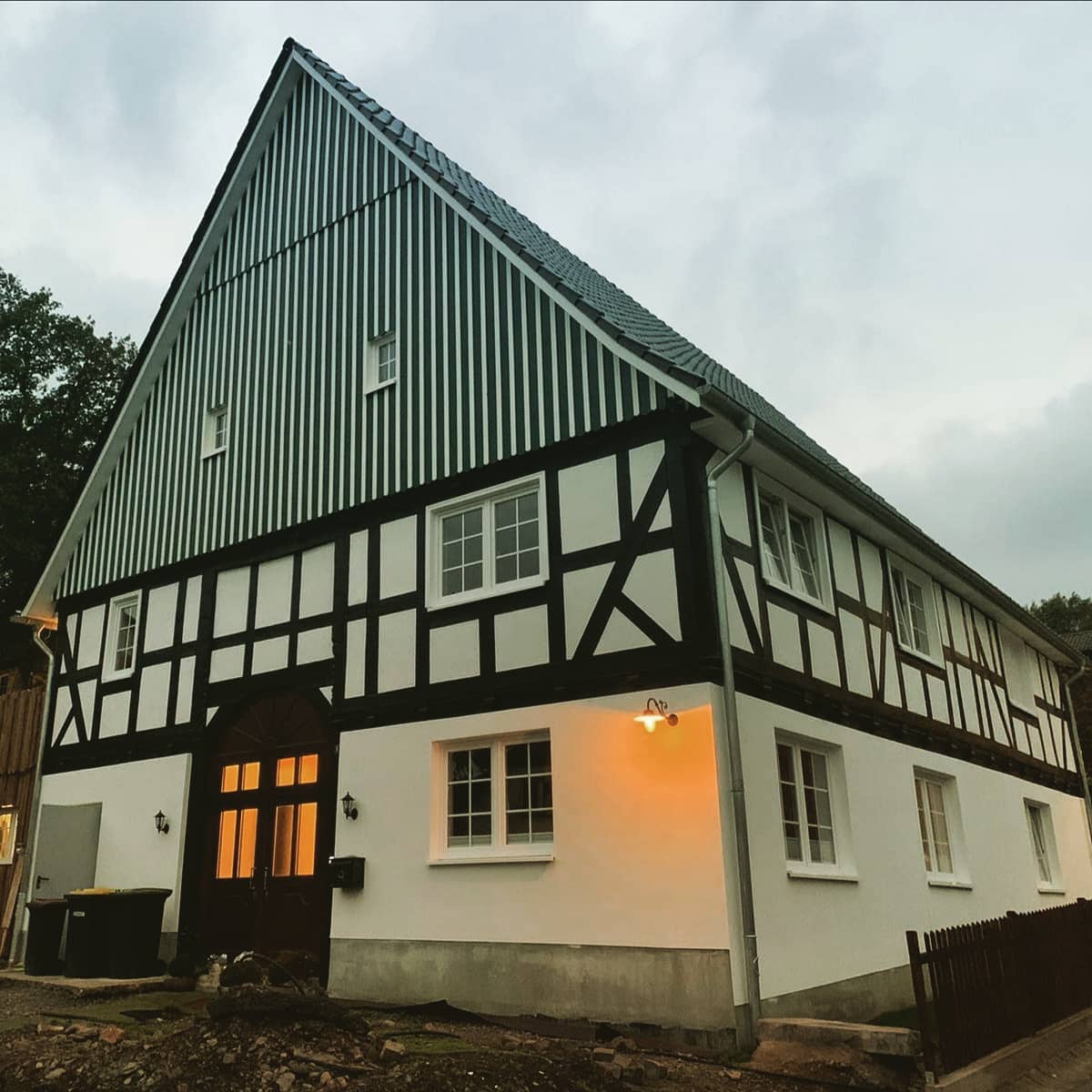 So sieht Eigenleistung und Liebe zum Detail aus!! 👷♂️ Mit ein wenig Unterstützung durch unser Team bei den Innen- und Außenputzarbeiten ist hier ein absolutes Highlight entstanden. 👌 #fachwerkhaus #altbausanierung #baujahr1754 #kernsanierung #eigenleistung
#TheoundGuidoHesse #StuckgeschäftHesse #olpe #DeinStuckateurInOlpe #stuckateur #verputzer #gipser #außenputz #innenputz #stuck #WeilIhrHausUnsWichtigIst #wirgebenIhremHauseinGesicht #handwerk #teamarbeit