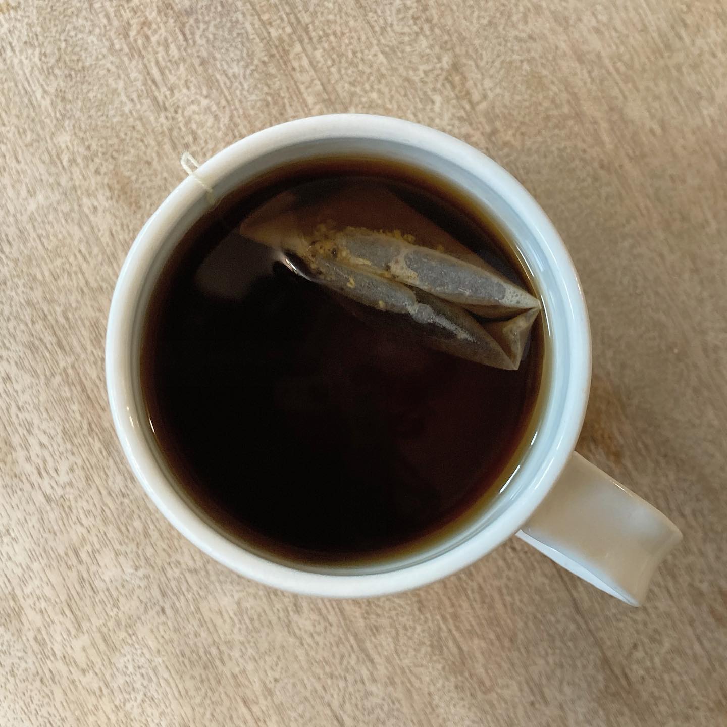 In case your digestive system needs a little extra love right now (as does mine after the holidays / chocolate overload 😂)– here’s some of my favourite herbal teas for supporting digestion and reducing bloat 🙌
🌱Ginger – Stimulates digestion, anti-inflammatory
🌱Fennel, Peppermint – Soothing, good for gas! (although caution with peppermint, if you often get heartburn/reflux- it can exacerbate it)
🌱Chamomile, Lemon Balm – Help with digestion, as well as calming, anxiety reducing 👌
Currently enjoying this ‘After Dinner’ blend by @pukkaherbs of fennel, cardamom and chicory 😋