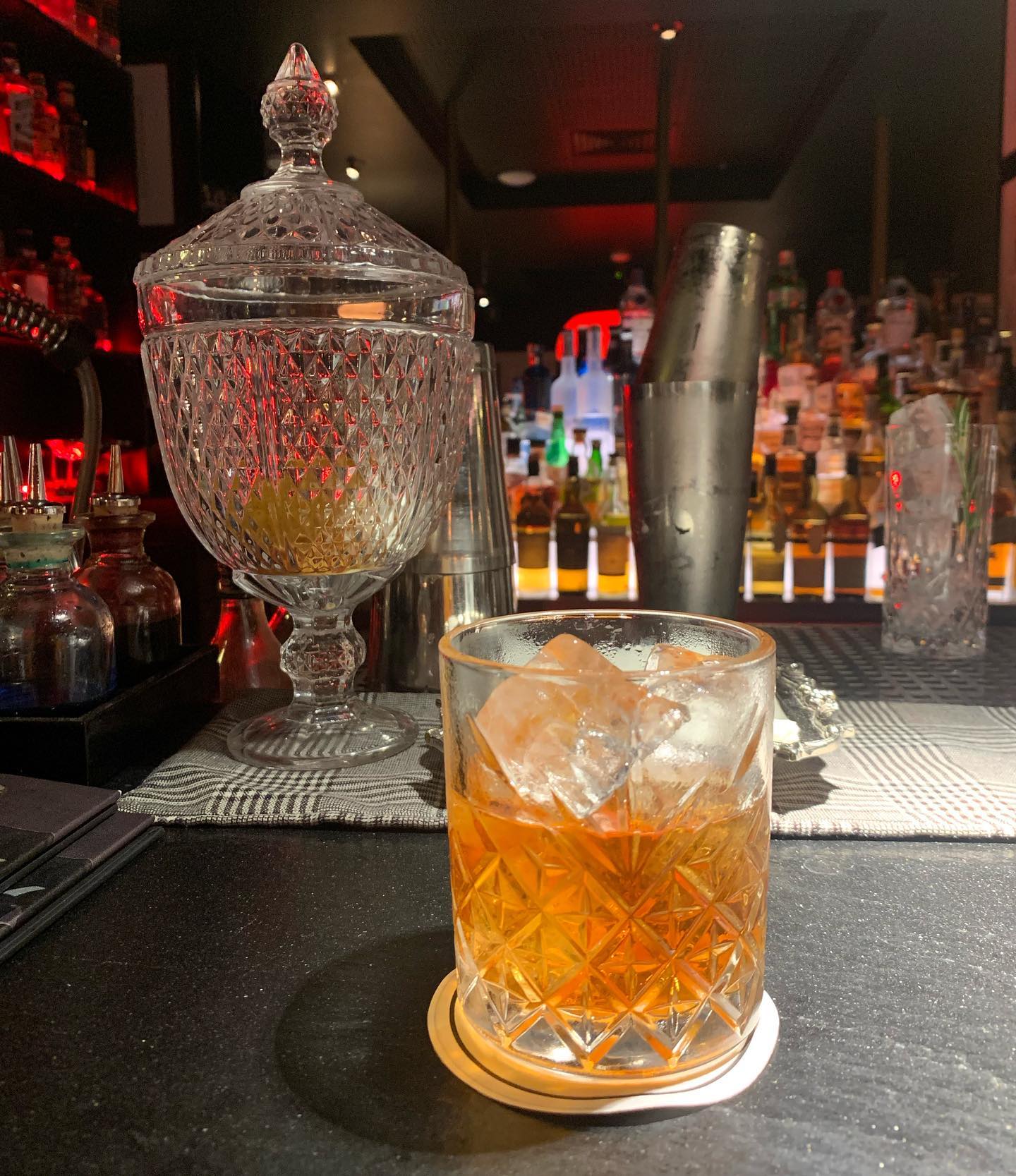 La Milano da bere che preferisco, che quasi sempre è ai Navigli. In attesa di poter tornare alla normalità, vi segnalo i migliori cocktail bar di #Milano secondo #laspandata. #cocktailbarmilano #ugococktailbar #theyardmilano #thedopingclub #offcineriunitemilanesi #fonderiemilanesi #milanodabere