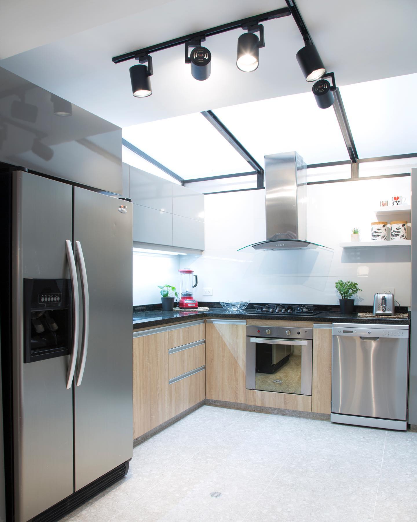 More renovation pictures!
This time, I want to show you what we did in the kitchen. One of the biggest changes we made, was to move the stove to the other side of the kitchen and open up the space to the dining room. We also added more storage with two floor to ceiling pantries and multiplied lighting sources with industrial spots and the use of reflective surfaces in cabinets and wall tiles. Finally, we raised and upgraded the marquee and added a cute coffee station to the kitchen.
What do you like the most?
~
Más fotos de la remodelación!
En esta ocasión, les quiero mostrar lo que hicimos en la cocina. Uno de los cambios más grandes fue que movimos la estufa al otro lado de la cocina y abrimos el espacio hacia el comedor. También añadimos más lugares de almacenamiento con dos despensas de piso a techo y multiplicamos las fuentes de luz con spots industriales y el uso de superficies reflectivas en los muebles de la cocina y el porcelanato de las paredes. Finalmente, subimos y actualizamos la marquesina y le añadimos una estación de café súper chévere.
Qué te gustó más?
#pampeliskadesign #kitchenremodel #kitchendesign #kitchentransformation #remodelaciondeinteriores #remodela #interiorismo #diseñointerior
@juanrondon
@decorceramica_oficial
@aluminios_y_vidrios_vasquez
@maderas_arquitectonicas
@ambientegourmet
@mueblestugo
@homecenter_co
@carpeviv