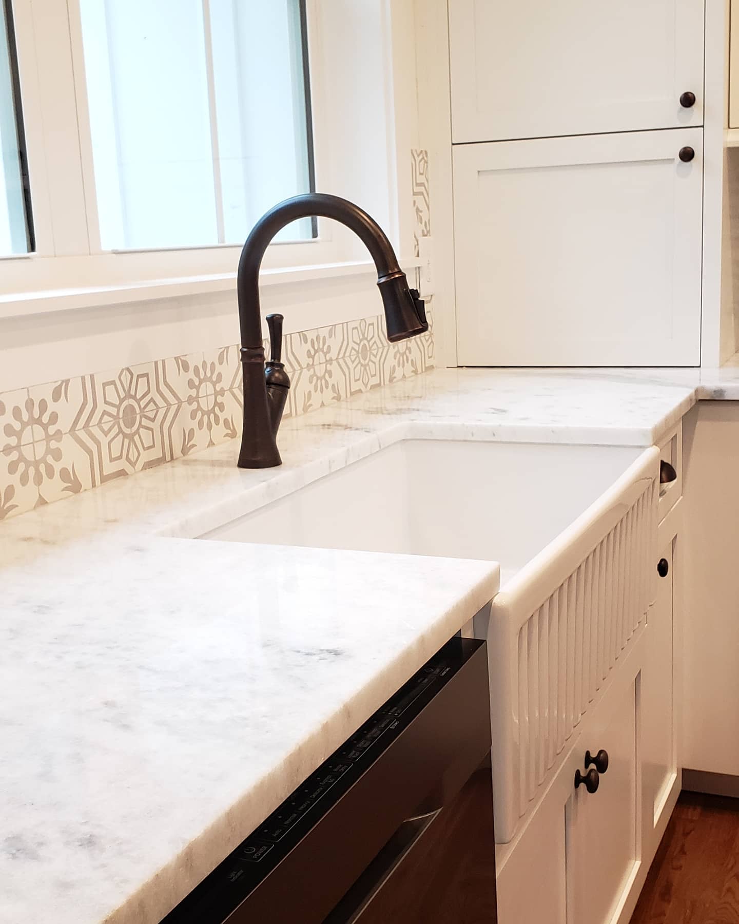 Who doesn't love a white farm sink? This cozy kitchen is complete with a custom pantry door and hidden coffee cabinet. Lots of character in this open and functional farmhouse kitchen.
#customhome
#customhome
#jontotherowconstruction
#modernfarmhousekitchen
#farmsink
#whitefarmhousekitchen