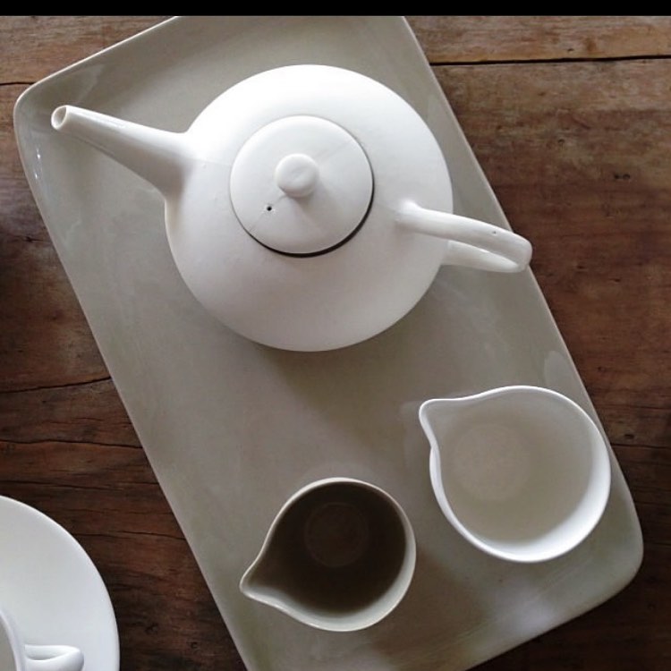 Did you know it’s National Hot Tea Month? ☕️ Tea holds many benefits that help support your overall wellness. Below is a list of a few types of teas and some of the benefits they hold...
Green Tea: medium caffeine, boosts energy, enhances your immune system, promotes weight loss.
Black Tea: high caffeine promotes strength and alertness, regulates blood sugar levels, improves cardiovascular health.
White Tea: low caffeine, light flavor, highest antioxidant properties, beneficial for stress relief.
Herbal Tea: caffeine free, relaxing, promotes tranquility and sleep, reduces stress and anxiety, a lot of them relieve digestive tract discomfort.
Oolong Tea: medium caffeine, boosts energy, boosts metabolism, improves mental alertness.
Do you have a favorite?
.
.
.
.
📸 @poets_ode