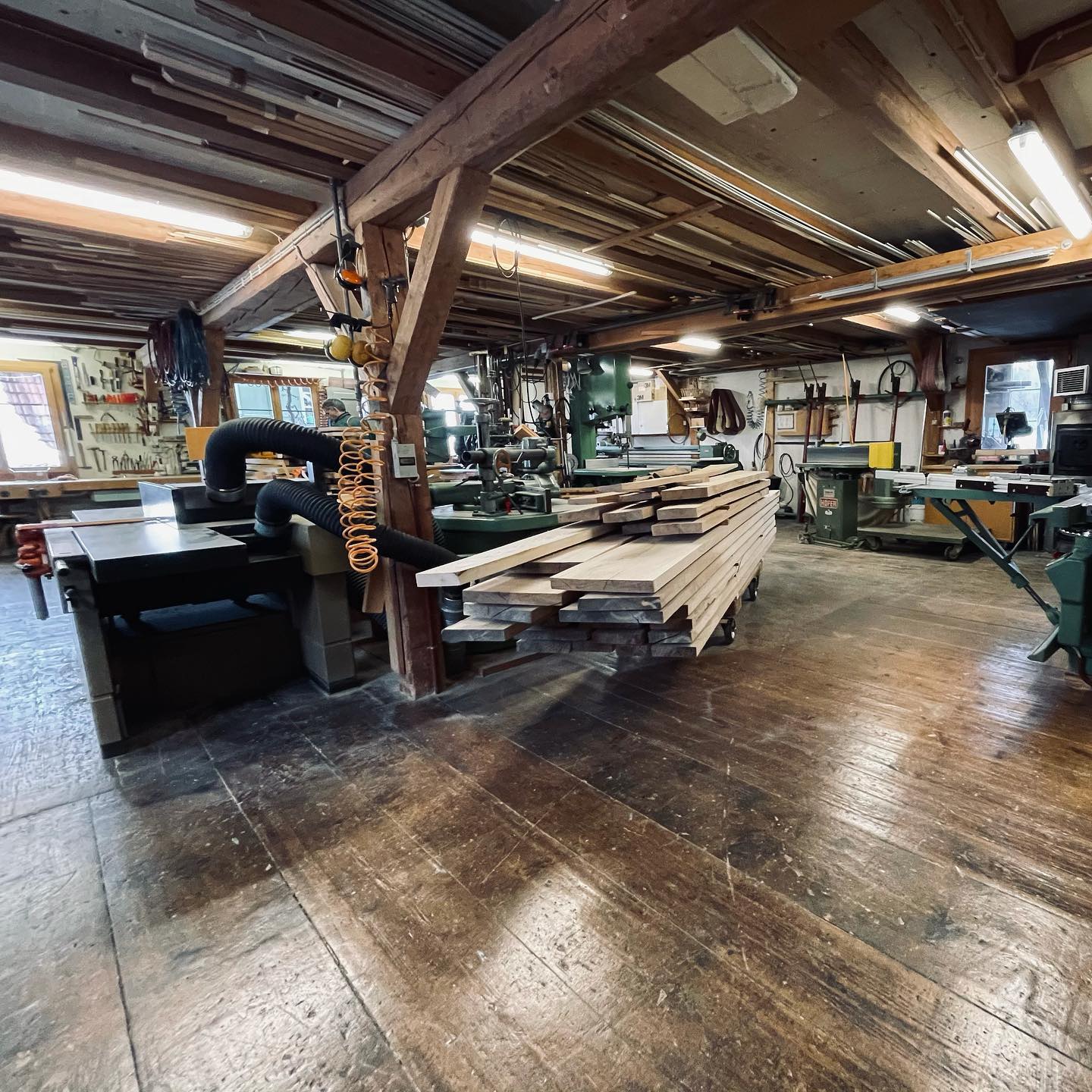 Hey! Take a look in my workspace!
Your dreams will come true here🛠🥳🙌🏼🚐💨
#woodworking #workspace #machine #custom #campervans #vanlife #selfmade #ideas #creative #cultvans #vanlifeschweiz #vanlifediaries #camperlife #holiday #travel #dreams #happy #feelgood