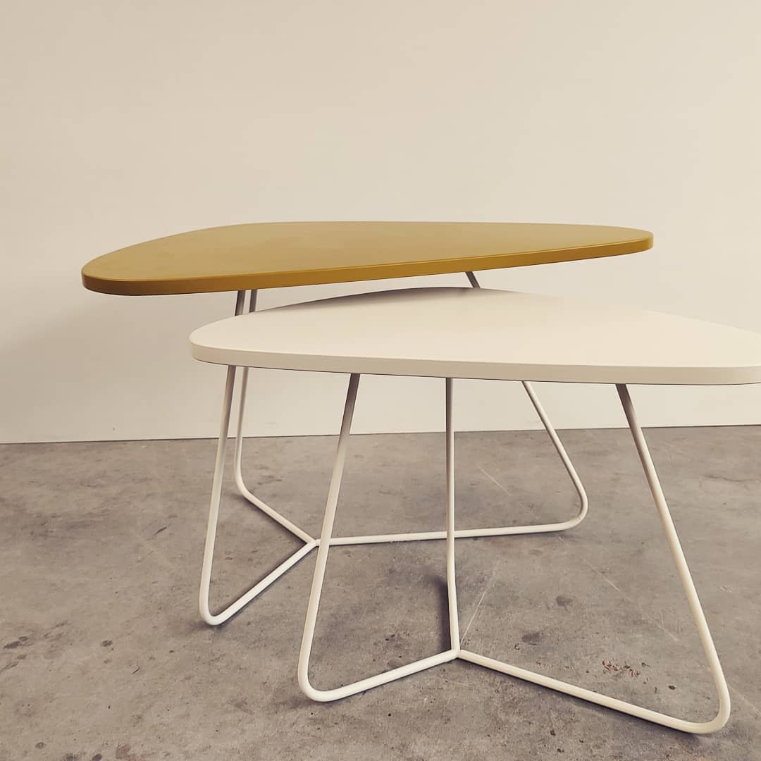 Stijlvolle bijzettafels. Blad en onderstel in verschillende kleuren te combineren voor diverse #woonstijlen. Uit voorraad leverbaar. #bijzettafel #meubelmaler #snijdthout #meubelsopmaat #designtable #scandinavischwonen #industrieelwonen www.snijdthout.nl