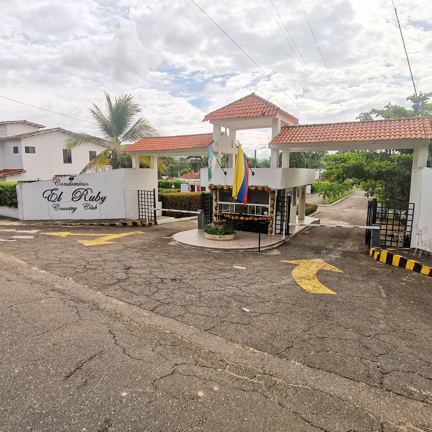 En casa muner estarás muy seguro y tranquilo, contamos con porteria las 24 horas, además de vigilancia constante en otros puntos del condominio, ven a visitarnos.
www.muner.com.co/casamuner
.
#casamuner #casaparaalquilar #casaparaalquilarenmelgar #melgar #casasenmelgar #lagomelgar #condominioelruby #elrubycountryclub #elrubyMelgar #vacaciones #vacacionesenfamilia #vacacionesenmelgar #condominioelrubycountryclub #inversionesmuner #muner