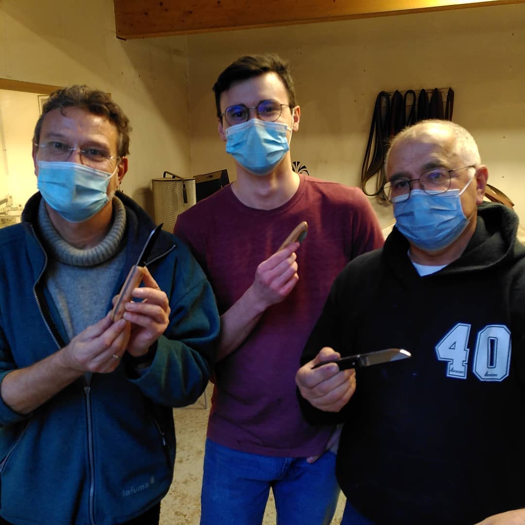 Et hop ! Des stagiaires heureux qui vont repartir avec leur propre couteau pliant fait avec leurs mimines !