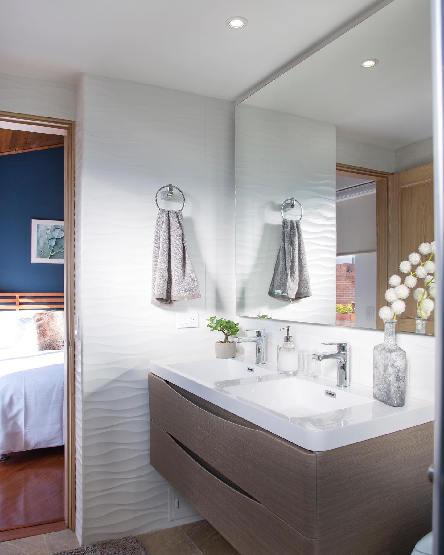 One of the things I love the most from Interior Design, is that you can literally change the way you feel about a space -and about yourself-. This master bathroom, was not only not functional for the owners, but they didn’t feel good at all using it. Now, it’s a little spa at home and a fantastic space to start the day with the right foot!
~
Una de las cosas que amo más del Diseño Interior, es que puedes cambiar, literalmente, la manera en que te sientes sobre un espacio (y sobre ti mismo). Este baño principal, no solo no era funcional para los dueños, sino que no se sentían para nada bien usándolo. Ahora, es un pequeño spa en casa y un espacio fabuloso para empezar el día con el pie derecho!
#homesthatmakeyouhappy #bathroomtransformation #bathroomremodel #hogardulcehogar #remodelacionbaños #interiordesign #diseñointerior #pampeliskadesign
pics: @juanrondon @decorceramica_oficial @aluminios_y_vidrios_vasquez
@carpeviv