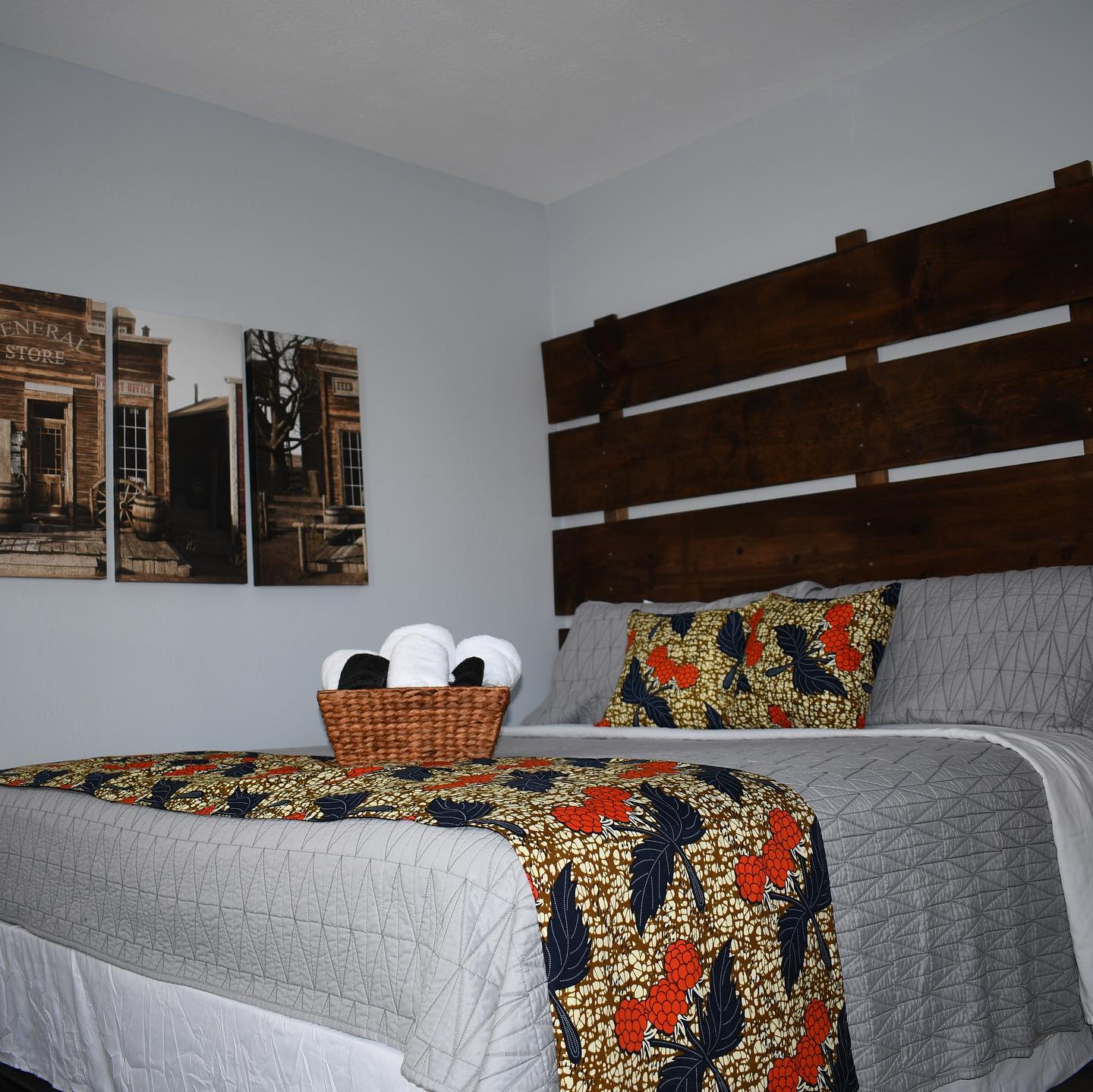 Staging and African Accessories designed by @mojisworld1 For #solarwilsonvillage
#Ayomidethediva #afrocentric #inclusionmatters #blackownedbusiness