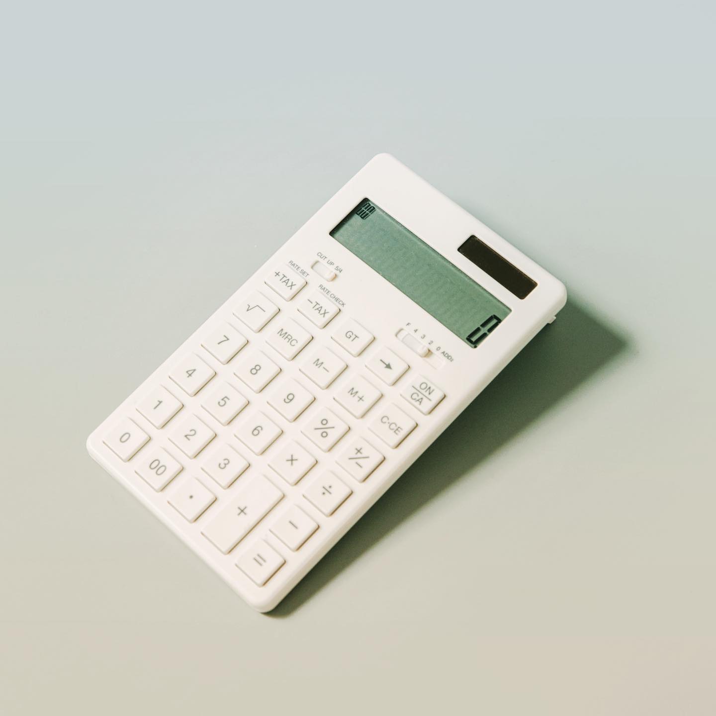 L’enquête lancée au printemps 2020 par mediamus à propos du confinement nécessité par la pandémie de COVID-19 a permis de collecter des informations essentielles à propos des conditions de travail des médiatrices et des médiateurs culturels qui œuvrent dans les musées suisses.
Un groupe de travail constitué de représentant-e-s de plusieurs associations professionnelles – mediamus en fait partie – est en train d’élaborer des recommandations d’honoraires pour les médiatrices et les médiateurs culturels indépendant-e-s. En notre qualité de représentants des intérêts professionnels des médiatrices et des médiateurs culturels, il nous tient tout particulièrement à cœur de soutenir nos membres en leur fournissant ces recommandations. Nous invitons donc toutes les personnes qui travaillent comme indépendant-e-s dans la médiation culturelle des musées à remplir le questionnaire ci-joint pour nous informer sur leur situation tarifaire actuelle.
QUESTIONNAIRE 👉 Lien en bio / Story
Merci d’avance de votre collaboration ! 🙏
⠀⠀⠀⠀⠀⠀⠀⠀⠀⠀⠀⠀⠀⠀⠀⠀⠀⠀⠀⠀⠀⠀⠀⠀⠀⠀⠀⠀⠀⠀⠀⠀⠀⠀⠀⠀⠀⠀⠀⠀⠀⠀⠀⠀⠀⠀⠀⠀⠀⠀
Photo : Charles Deluvio @unsplash