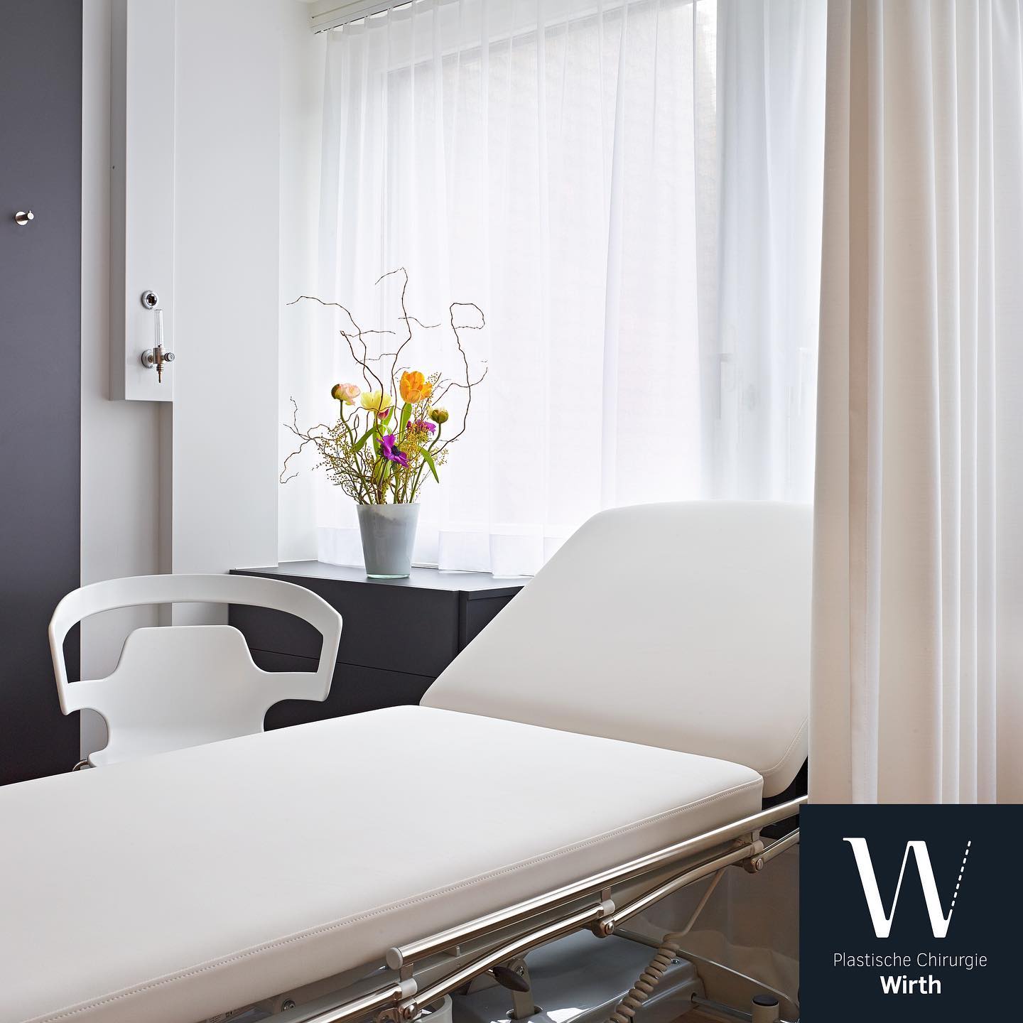 Meine Praxis empfängt Sie mit einem wohnlichen, jedoch architektonisch durchdachten Praxis-Ambiente. Hochwertige Materialien und modernste Infrastruktur wurden kombiniert um Ihren Aufenthalt bei uns so angenehm wie möglich zu gestalten. Sollten Sie nach der Operation bei uns übernachten müssen, können wir Ihnen ein komfortables Zimmer anbieten. Selbstverständlich werden Sie dabei von bestens ausgebildetem Fachpersonal betreut. Behandlungen, die einen längeren stationären Aufenthalt erfordern, führe ich in der Privatklinik Linde durch.
Mon cabinet vous accueille dans une ambiance chaleureuse et architecturale. Des matériaux de haute qualité et une infrastructure de pointe ont été combinés pour rendre votre séjour chez nous aussi agréable que possible. Si vous devez passer la nuit après l'opération, nous pouvons vous proposer une chambre confortable. Il va sans dire que vous serez pris en charge par un personnel spécialisé hautement qualifié. Les traitements qui nécessitent un séjour hospitalier plus long sont effectués à la Privatklinik Linde.
#praxiswirth #drmedraphaelwirth #plastischechirurgie