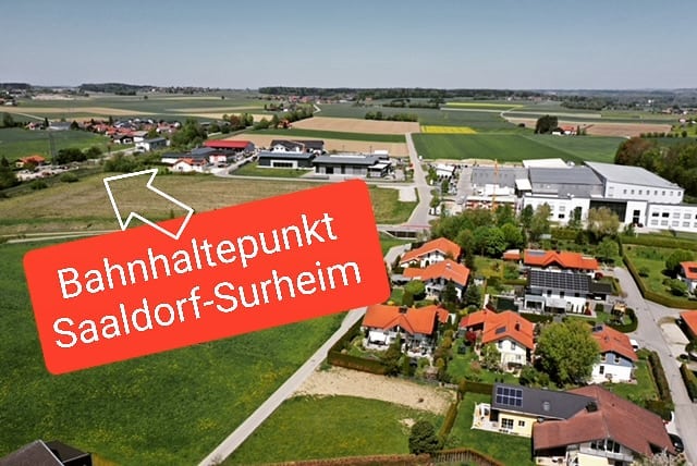 Grünes Licht für die Planung unseres Bahnhaltepunkts in Saaldorf-Surheim!
„Für unsere Gemeinde geht ein seit Jahren bestehender Wunsch in Erfüllung!
Die Realisierung des Bahnhaltepunktes in der Helfau bedeutet für uns einen wichtigen Schritt um den ÖPNV weiter ausbauen zu können und unseren Bürgerinnen und Bürgern so die Schul-, Arbeits- und Freizeitwege im Sinne unseres Klima’s flexibler gestalten zu lassen.
Das vorausschauende Handeln der letzten Jahre bezüglich der Planungen eines eventuellen Haltepunkts zieht nun ein positives Ergebnis nach sich und gibt uns die Möglichkeit einen attraktiven Bahnhaltepunkt zu gestalten.
Die Verwirklichung ist eine große Freude und somit geht mein herzlicher Dank an meine Vorgänger, an die Herrn und Damen Abgeordnete und an das Staatsministerium in Person von Frau Verkehrsministerin Kerstin Schreyer sowie an alle beteiligten Akteure!“