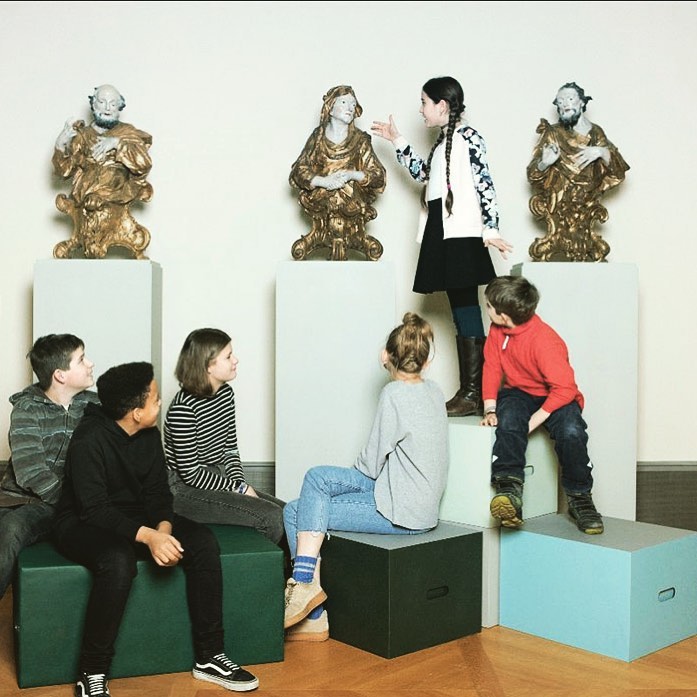 Was kann Vermittlungsarbeit an Museen bewirken? Warum und wie sollte das Museum seiner Verantwortung als gesellschaftlicher Akteur gerecht werden?
Mit diesen und weiteren Fragen befasst sich das Programm "lab.Bode - Initiative zur Stärkung der Vermittlungsarbeit in Museen" seit 2016. Zentrum des Vermittlungslabors ist das @bodemuseumberlin , darüber hinaus sind 23 Partnermuseen in ganz Deutschland an der Initiative beteiligt.
Seit gestern werden nun die Erkenntnisse, Ideen und Praxisbeispiele dieser Feldversuche auf der digitalen Plattform lab.Bode pool vorgestellt und für Mitarbeiter*innen anderer Museen und Kultureinrichtungen zugänglich gemacht.
Auf der digitalen Plattform findet ihr Vorträge aus Diskursreihen, Praxisbeispiele in Form von Texten, Videos, Audiobeiträgen, Fotos und Illustrationen sowie eine umfangreiche Methodensammlung. Ein besonderer Schwerpunkt liegt dabei auf der Zusammenarbeit zwischen Schule und Museen.
Zur digitalen Plattform lab.Bode pool gehts via Link in der Bio 👆 oder lab-bode-pool.de
Foto: Juliane Eirich
#kulturvermittlung #kulturvermittlungfürkinder #kulturvermittlungschweiz #mediationculturelle #schuleundkultur #museumsvermittlung #kulturellebildung #vermittlungsarbeit #methodenpool @lalucarne @kuverum