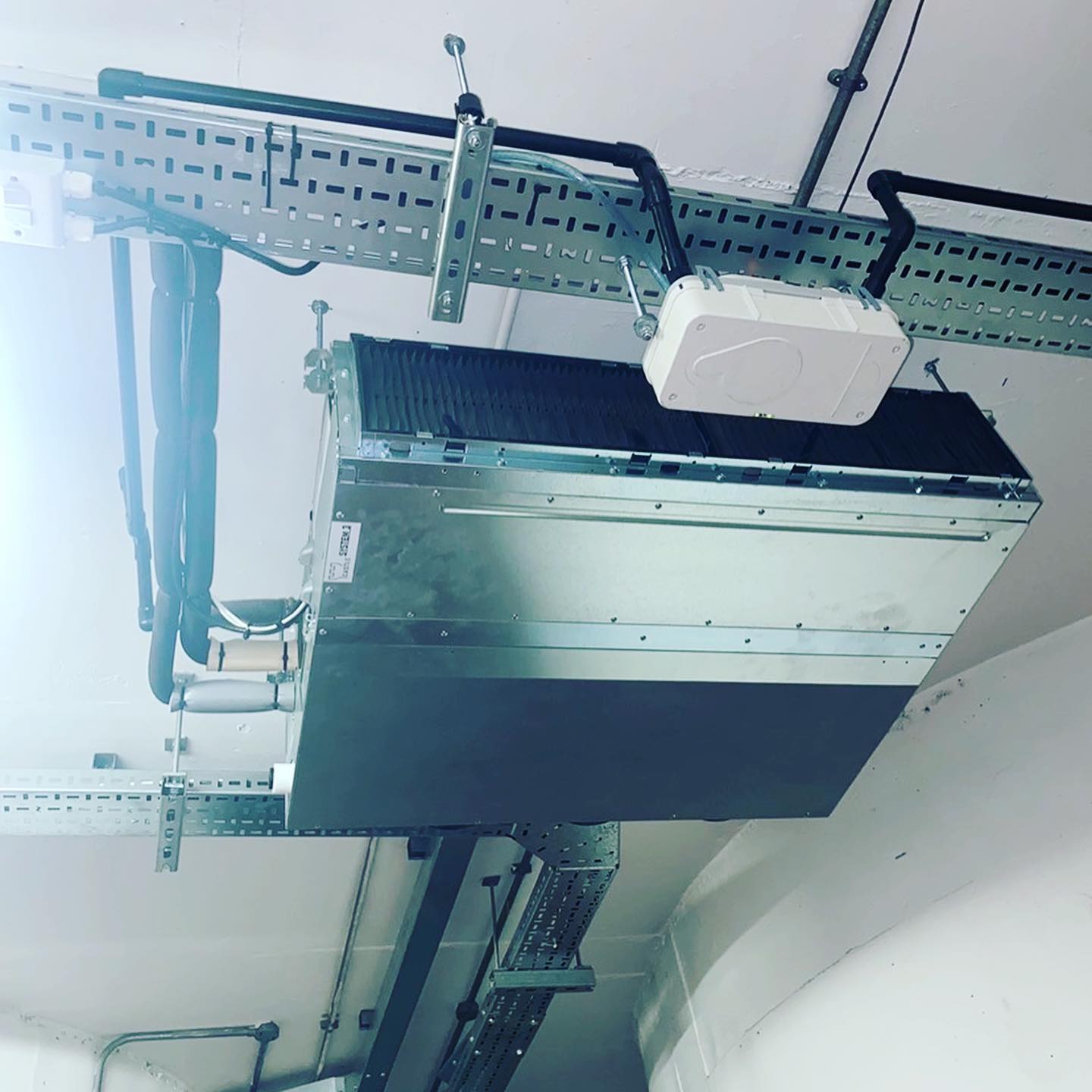 A 38kw system designed and installed by us recently to keep vital lift motor room equipment (and engineers) cool in the summer. 6 fan coils in total, controlled via a SkyAir duty-share control panel. To reduce power consumption, the ventilation system was also upgraded with inverter driven motors and is now regulated by CO2 levels.