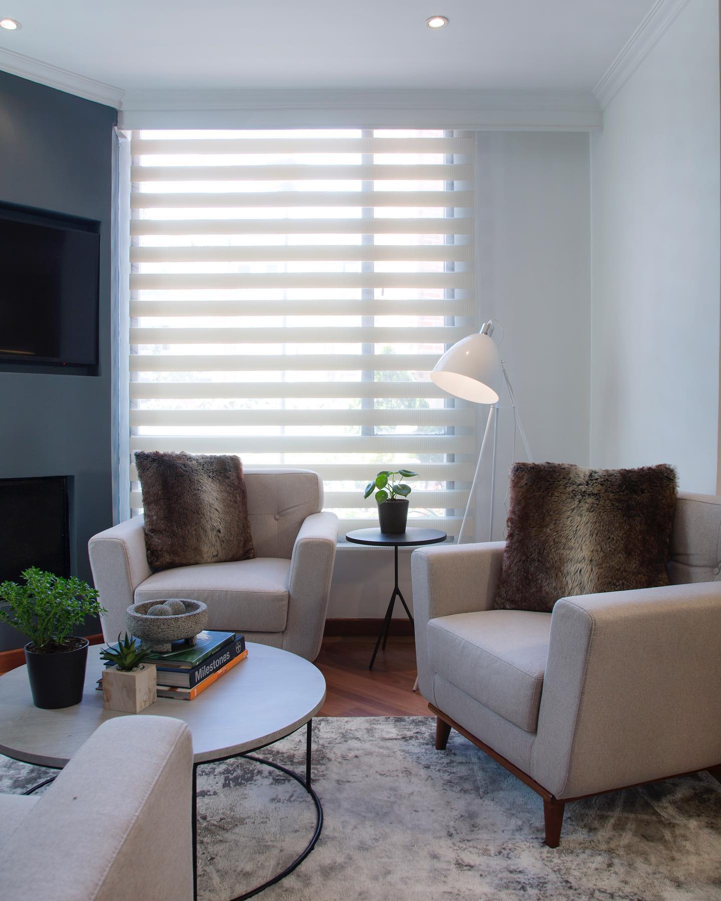 Nothing like a new living room!! Right @carpeviv? 🥰🥰🥰
~
Nada como una sala nueva!! Cierto, @carpeviv? 🥰🥰🥰
#mynewlivingroom #myhome #renovation #homerenovation #estrenandosala #decoracion #decor #pampeliskadesign