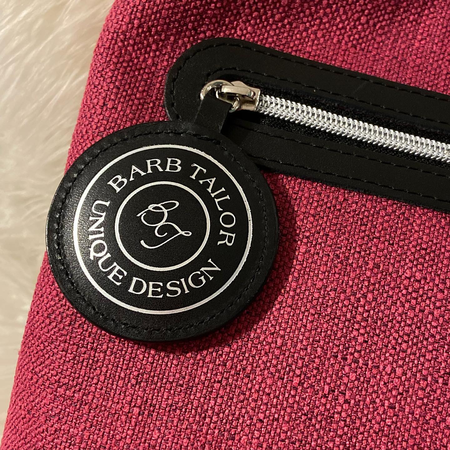 Egyedi logózás, minőségi kidolgozás, kis szériás bérgyártás, prototípus készítés egyedi elképzelés alapján👜
#leatherbag #leathergoods #hungarianproducers #taskainkanvas #bőrdíszmű #pécs #uniqueleatherworks