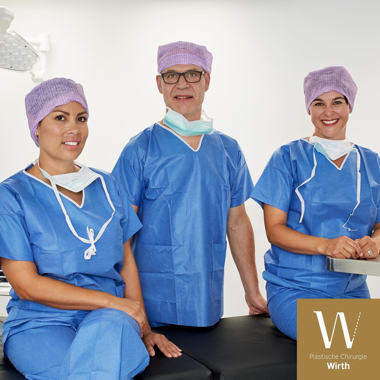 Plastische Chirurgie ist immer auch Teamwork. Freundlichkeit und höchste Diskretion sind für uns eine Selbstverständlichkeit. Alle Mitarbeiterinnen und Mitarbeiter meiner Praxisklinik in Biel sind für Sie da und helfen Ihnen gerne in allen Belangen weiter. Auf Wunsch versorgen wir Sie mit ausführlichem Informationsmaterial, stimmen mit Ihnen Beratungs- und OP-Termine ab und betreuen Sie zuverlässig während Ihres gesamten Praxisaufenthaltes.
Sämtliche Operationen in meiner Praxisklinik werden von einem sehr erfahrenen Anästhesistenteam begleitet. In den folgenden Wochen stelle ich Ihnen unser OPs-Team mit Tanja Kapp, Lisbeth Willenegger und David Schumann vor.
La chirurgie plastique suppose toujours un travail d’équipe. L’amabilité ainsi que la plus haute discrétion sont pour nous une évidence. Tous mes collaboratrices et collaborateurs à la clinique de Bienne sont à votre disposition pour toute question. Sur votre demande, nous vous fournirons des informations détaillées et fixerons avec vous les dates des consultations et des chirurgies et vous assurons les meilleurs soins tout au long de votre séjour.
Toutes les chirurgies sont réalisées sous le contrôle d’un groupe d’anesthésistes expérimenté. Dans les semaines qui viennent, je vous présenterai notre équipe de bloc opératoire avec Tanja Kapp, Lisbeth Willenegger et David Schumann.
#praxiswirth #drmedraphaelwirth #plastischechirurgie