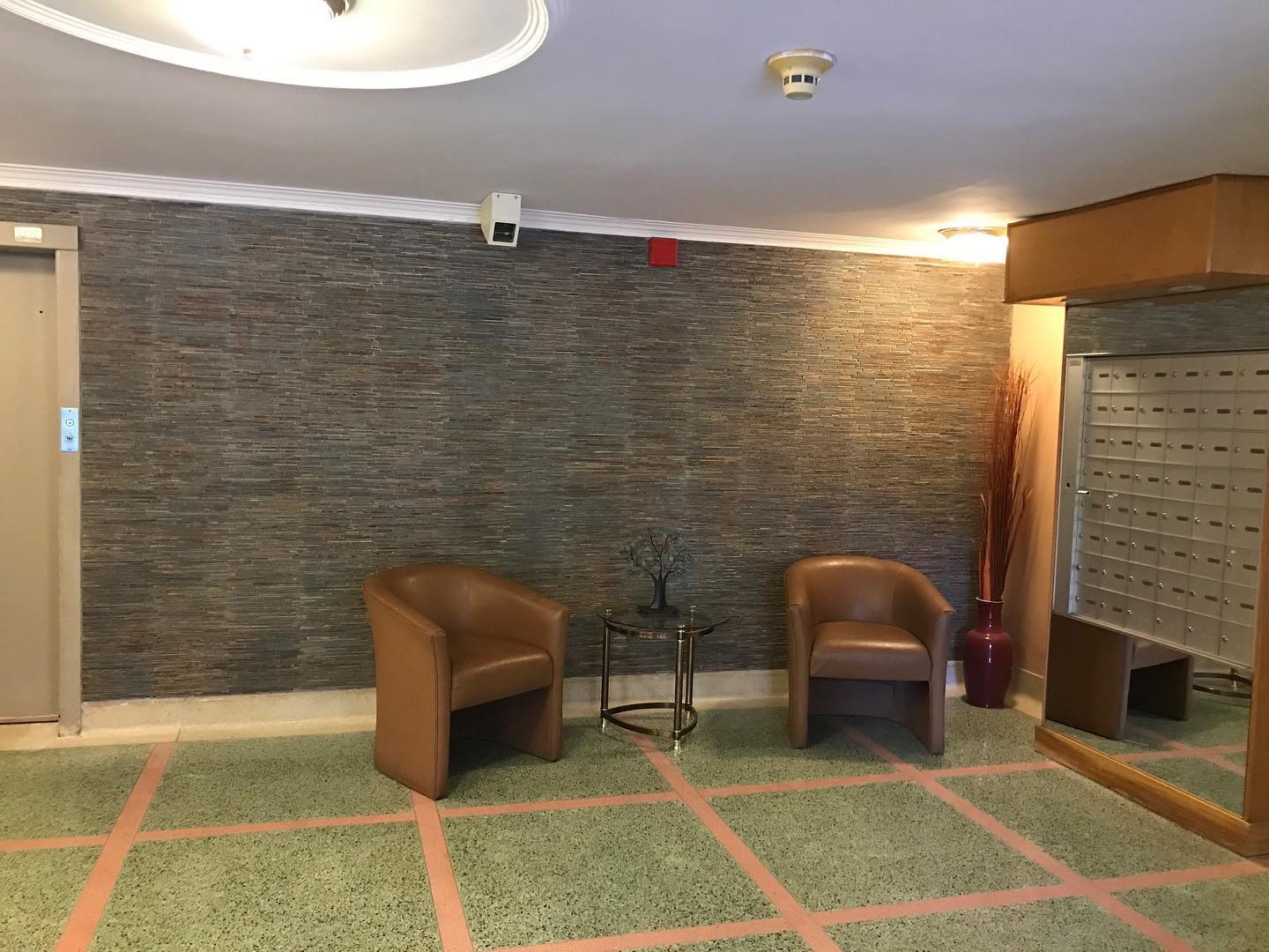 Wallpaper installation in downtown Toronto completed
.
.
.
.
.
#painting #toronto #dulux #benjaminmoore #plaster #mudding #paintlife #renovation #decor #decoration #colorisedecor