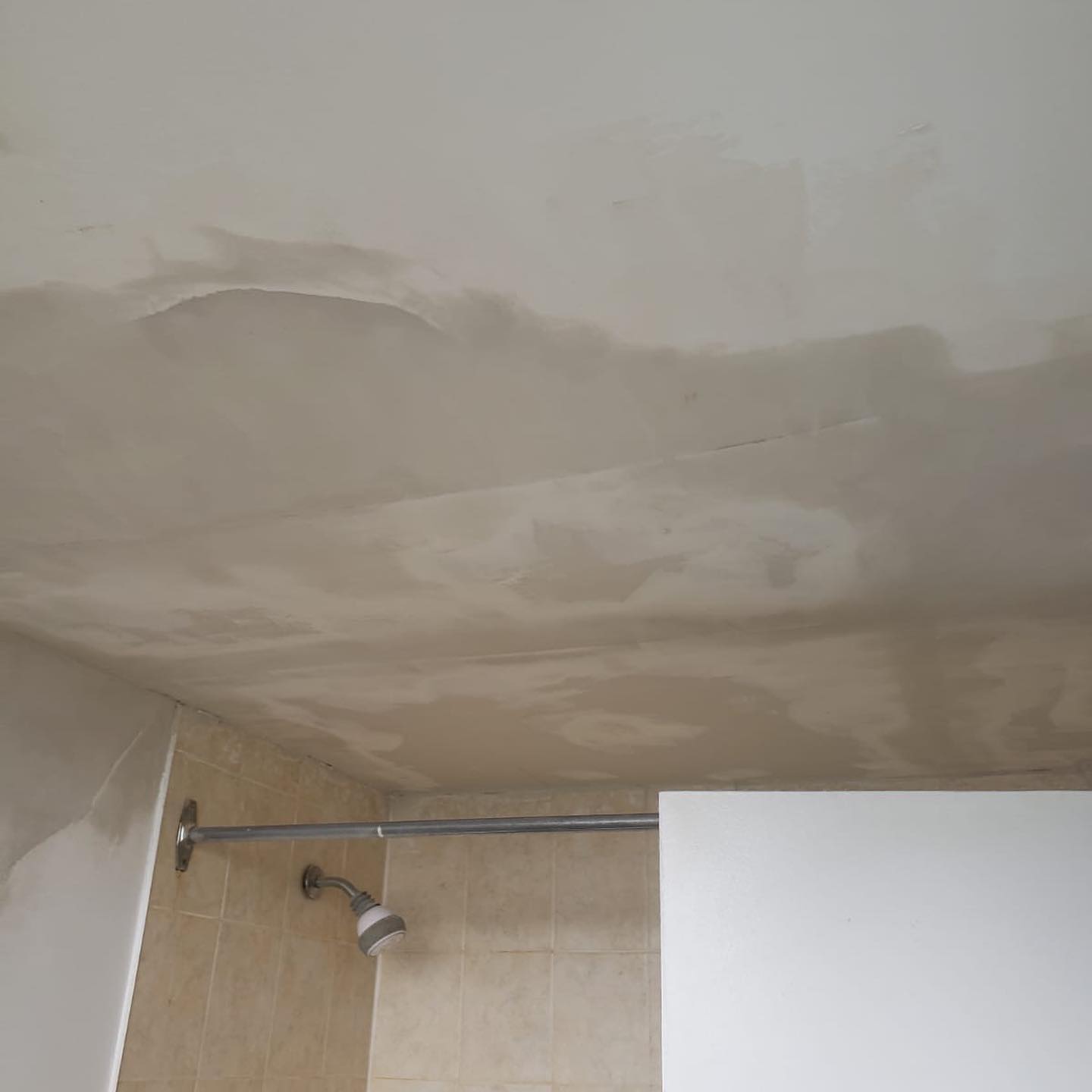 Water damaged ceiling repairs recently completed.
.
.
.
.
.
#painting #toronto #dulux #benjaminmoore #plaster #mudding #paintlife #renovation #decor #decoration #colorisedecor