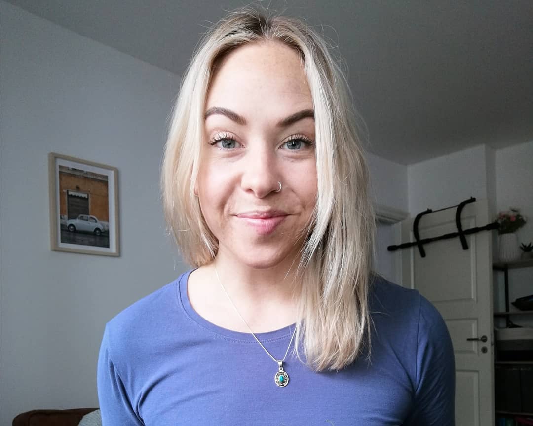 MØT KRISTIN🥑
Kristin jobber som forsker, er utdannet klinisk ernæringsfysiolog og har tidligere jobbet som treningsfysiolog og "sports nutritionist" i Australia.
🧘♀️ Hun er en yogaentusiast som har forvillet seg inn i crossfitverden, hun foretrekker å bor i seilbåt, men skulle samtidig ønske hun hadde plass til en grønnsakshage!
Kristin er i overkant interessert i sportsernæring, plantebasert ernæring og hvordan man på best mulig måte skal legge til rette for varige kostholdsendringer.🏋️♀️🌱
✅ Hun ønsker også å vise at ernæring kan gjøres enkelt! At man ikke trenger å telle kalorier eller følge strenge dietter for å få resultater. Ofte er løsningen å fokusere på næringsrik mat, skape balanse, stresse ned og få tilbake matgleden - Da kommer resultatene som varer i lengden.
🦄 Kristin har en drøm om at det skal bli like vanlig å dra til klinisk ernæringsfysiolog (KEF) som til fastlegen sin, at flere oppsøker fagpersoner innen ernæring når de trenger hjelp med kostholdet sitt og at det skal bli billigere og mer tilgjengelig å få time hos en KEF.
Kanskje «fast-KEF-ordningen» er en realitet om noen år? Det er lov å håpe! 🙏