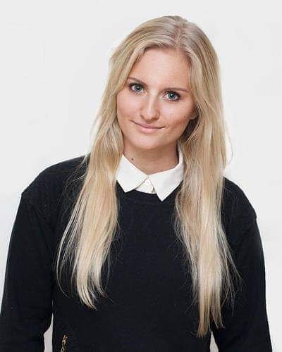 MØT AMANDA 🍒
👩🔬 Amanda er forsker, ernæringsrådgiver eller ernæringspsykolog som vi liker å kalle henne, med spesiell interesse for helsepsykologi og livsstilsendring.
🍎 Ernæringspsykolog er egentlig ikke en offisiell tittel, men det passer så fint når vi skal beskrive hvordan Amanda jobber med kundene sine. Ønsker man å endre kostholdet sitt er selvfølgelig maten du spiser viktig, men for noen er det å jobbe med tanker rundt mat, følelser og vaner nøkkelen for at man skal lykkes med kostholdsendringen.
✅ Vi er så heldige å ha Amanda som en del av teamet vårt, hun har spisskompetanse innen vaneendring og har en bred kompetanse innen kost- og livsstilsendring. Uansett hvilke vaner du trenger hjelp til å endre, er Amanda opptatt av at det skal være tilpasset oppfølging og et godt samarbeid, slik at nye vaner kan bli en del av en ny og bedre livsstil for deg!
👊 Amanda har spesielt erfaring med vektnedgang, men følger gjerne opp personer med andre mål innen kosthold eller øvrig helseatferd. Hennes mål er å hjelpe sine kunder til å bli sunnere, sprekere og en bedre utgave av seg selv, men samtidig ha det bra med seg selv på veien dit.