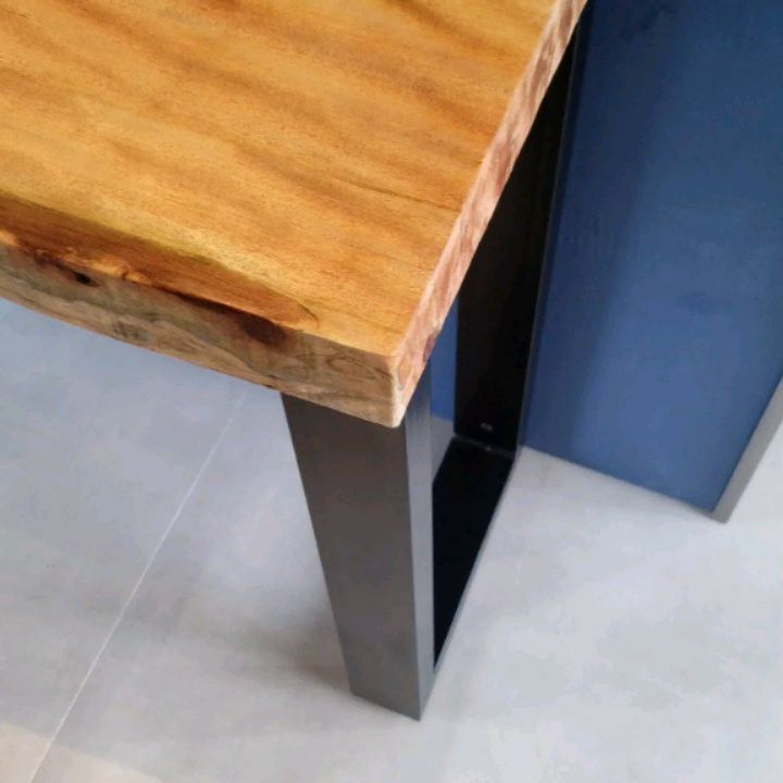 Nas palavras do proprietário @nandovivendo: "essa é a cereja do bolo".
#arquitetura #bordasnaturais #madeiramaciça #feitoamão #resinaepoxi #cambará #industrialdesign # designdeinteriores