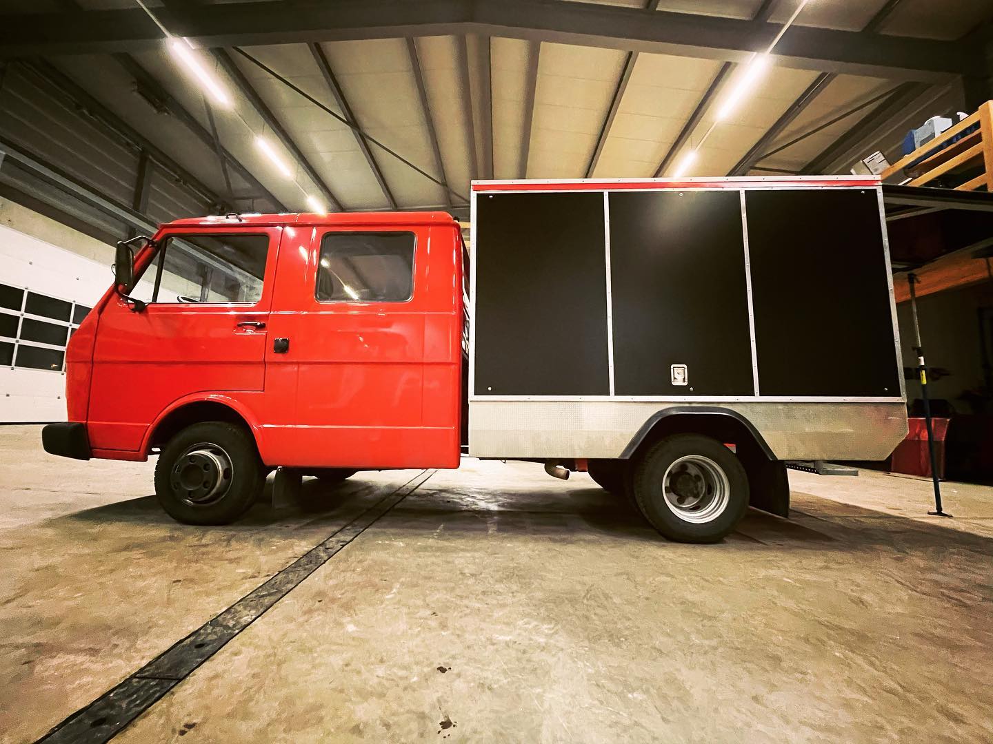 WOW!!!🤩
Fredy ist kaum noch als ehemaliges Einsatzfahrzeug zu erkennen!
Der Rückbau und die neuen Verkleidungen haben ziemlich viel Zeit in Anspruch genommen. Noch ein paar kleine Details und dann geht es mit dem eigentlichen Projekt los.🛠
Schliesslich soll er auf den Frühling für eure Campingausflüge bereit sein!
⛰🏝🚐💨
Seid gespannt auf die nächsten Schritte!🤪
#camper #camperlife #fredy #firefighter #customvan #custom #rental #rentalvans #build #selfmade #handmade #vanlife #vanlifediaries #bikes #switzerland #cultvans #travel #holiday #classiccars #vwlt #vanbuilder #lifestyle #passion #adventure #camping