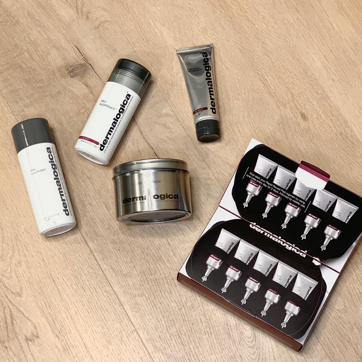 Ontdek het gamma exfolianten van Dermalogica 🤩
Exfoliatie is belangrijk om de dode huidcellen van de huid te verwijderen, waardoor ze niet alleen zacht gaat aanvoelen, de producten die je gebruikt zullen ook veel beter opgenomen worden.
Mild of intens, met of zonder korrel, rinse off of leave-on. Exfolianten zijn er in verschillende varianten, maten, soorten en substanties.
Welke geschikt is voor jou huid? Ik kan je hierbij helpen. Aarzel dus zeker niet om me hierover meer informatie te vragen.
Weetje: Er zijn twee verschillende vormen van exfoliatie: mechanisch en chemisch.
De meest bekende variant is de mechanische, en wordt ook wel scrub genoemd.
Ieder type werkt op zijn eigen manier en heeft zijn eigen unieke voordelen.
Zo wordt een chemische exfoliant vooral aanbevolen bij actieve onzuiverheden omdat mechanische exfoliate de huid teveel kan stimuleren (waardoor je de huid kunt irriteren en actieve puistjes juist kunnen verergeren).