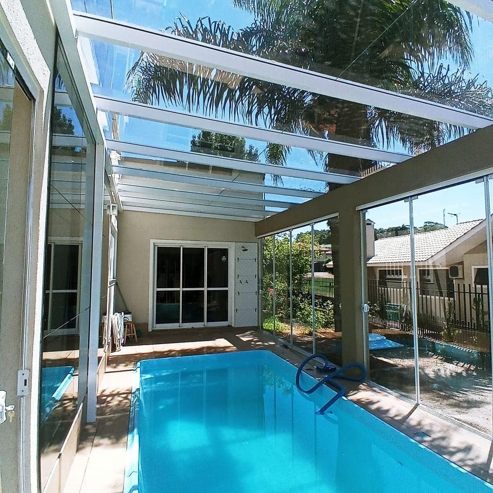Quando chegam as férias, os feriados ou finais de semana, o que todo mundo quer é curtir um espaço que traga descanso, paz e sossego. Nossa Cliente escolheu o fechamento da piscina com uma cobertura em vidro temperado incolor 8mm e nas laterais portas de correr 4 folhas moveis no sistema mão amiga em vidro temperado Incolor 10mm, deixando o ambiente da área de lazer aconchegante e sofisticado.
.
.
.
.
.
.
#vitraljacutinga
#fazendopartedosseussonhos
#gratidao