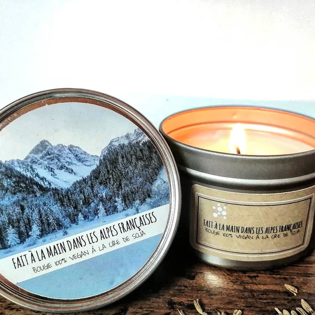 Something exciting coming your way soon... STAY TUNED. The perfect little Alpine inspired gift or home decoration. 100% Vegan Scented Soy Wax Candles.
Available in a variety of fragrances...
-Lavender, Chamomile & Vanilla 🌼
-Coffee, Caramel & Cream ☕
-Pine, Eucalyptus & Cedarwood 🌲 and more...
#COMINGSOON #candles
//
Un petit cadeau ou décoration intérieure inspiré par les Alpes.
Bougie 100% Vegan à la cire de soja. Des parfums différents seront disponibles...
-Lavande, Camomille & Vanille 🌼
-Café, Caramel & Crème ☕
- Pine, Eucalyptus & Bois de Cèdre 🌲... Et plus encore..
#DISPONIBLEBIENTOT #bougie
