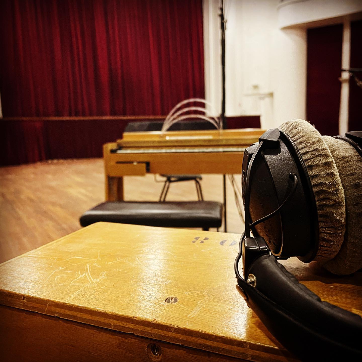 Recording done...
With @narumiherisson, @cosmicvision and @celine_ters
@radiofrance
@franceculture
#ondesmartenot #martenot #soundtrack #creation #franceculture #radiofrance #tokyo #japan #nouvellevague #drums #synthesizer #electronicmusic #electricguitar #cinema #recording #composition