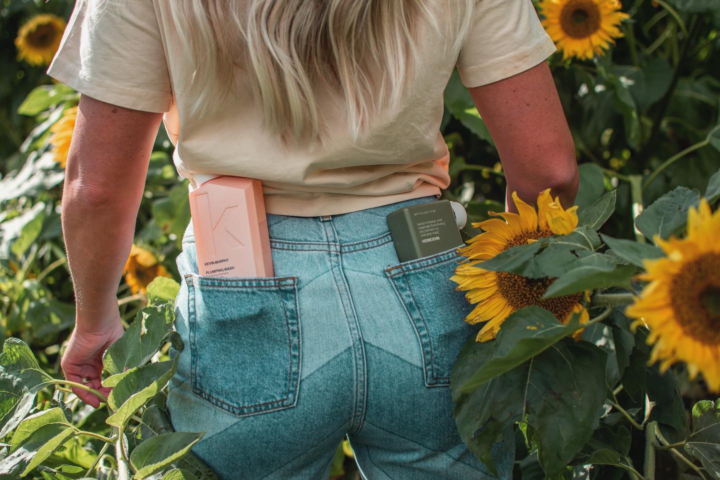 PLUMPING.WASH is een verdikkende shampoo die haaruitval en dunner wordend haar tegen gaan. De shampoo bevat gemberwortel en brandnetel extracten die je haar versterken en verdichten. Gemberwortel versnelt de haargroei en voorkomt haaruitval. Het langdurig gebruik van de shampoo stimuleert de gezonde groei van het haarzakje.
#kevinmurphy #kevinmurphynl #plumpingwash #maxiwash #detox