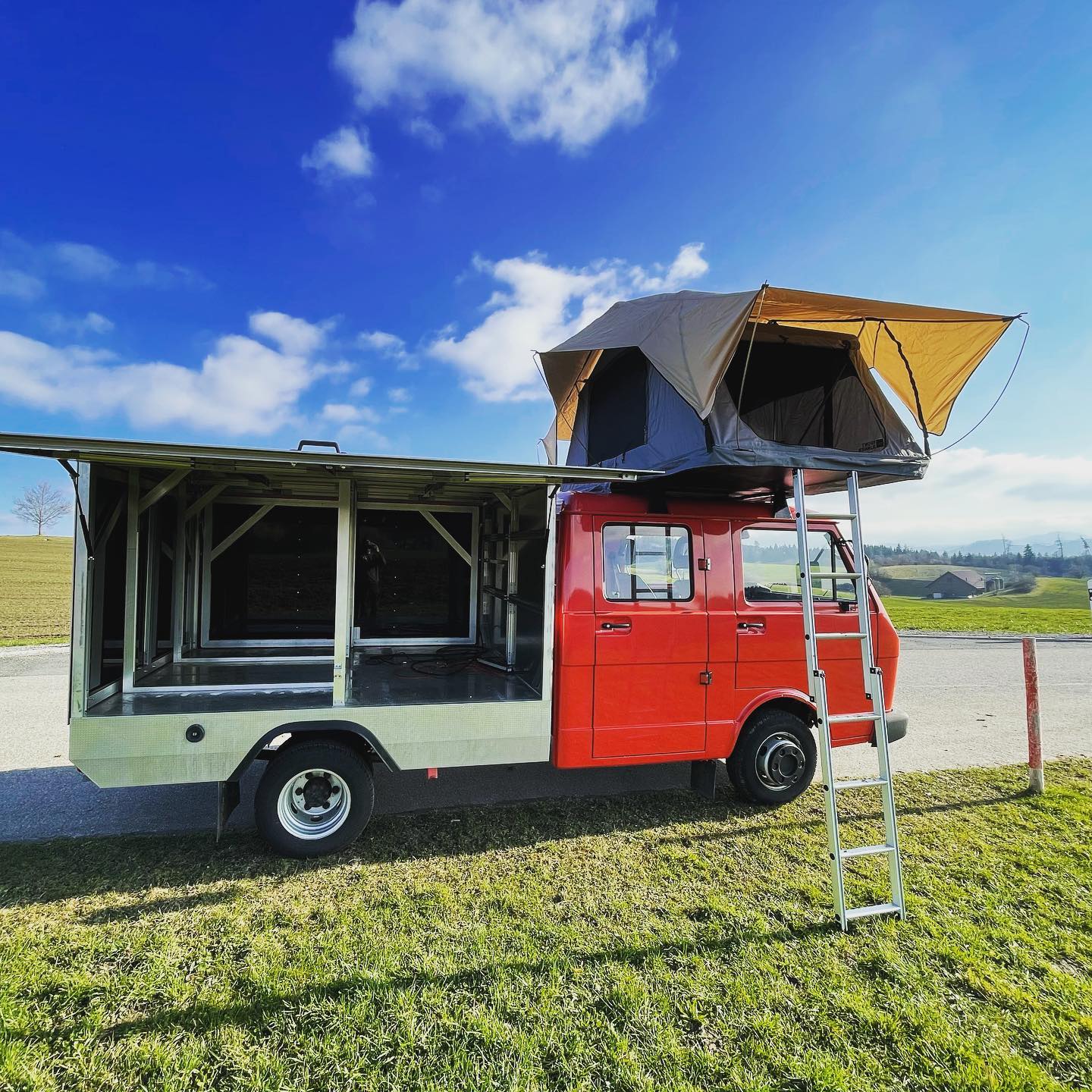 Bald ist es soweit!🏝⛰⛺️
Fredy wurde mit einem coolen Dachzelt bestückt.😎
Sonnenaufgänge könnt ihr in Zukunft gemütlich vom Bett oder der Dachterasse bestaunen.🏜
Für einen coolen look werden aussen noch kleine Änderungen vorgenommen.
Das Material für den Heckausbau steht bereit und wird nächstens verbaut.🛠🚐💨
stay tuned for more!
#vwlt #classiccars #rooftoptent #rooftoptentliving #camper #campervan #vanplan #vanlife #cultvans #custom #customvan #handmade #conversion #conversionvan #traveltheworld #adventure #spring #summer #holiday #rentalmag #rentalvan