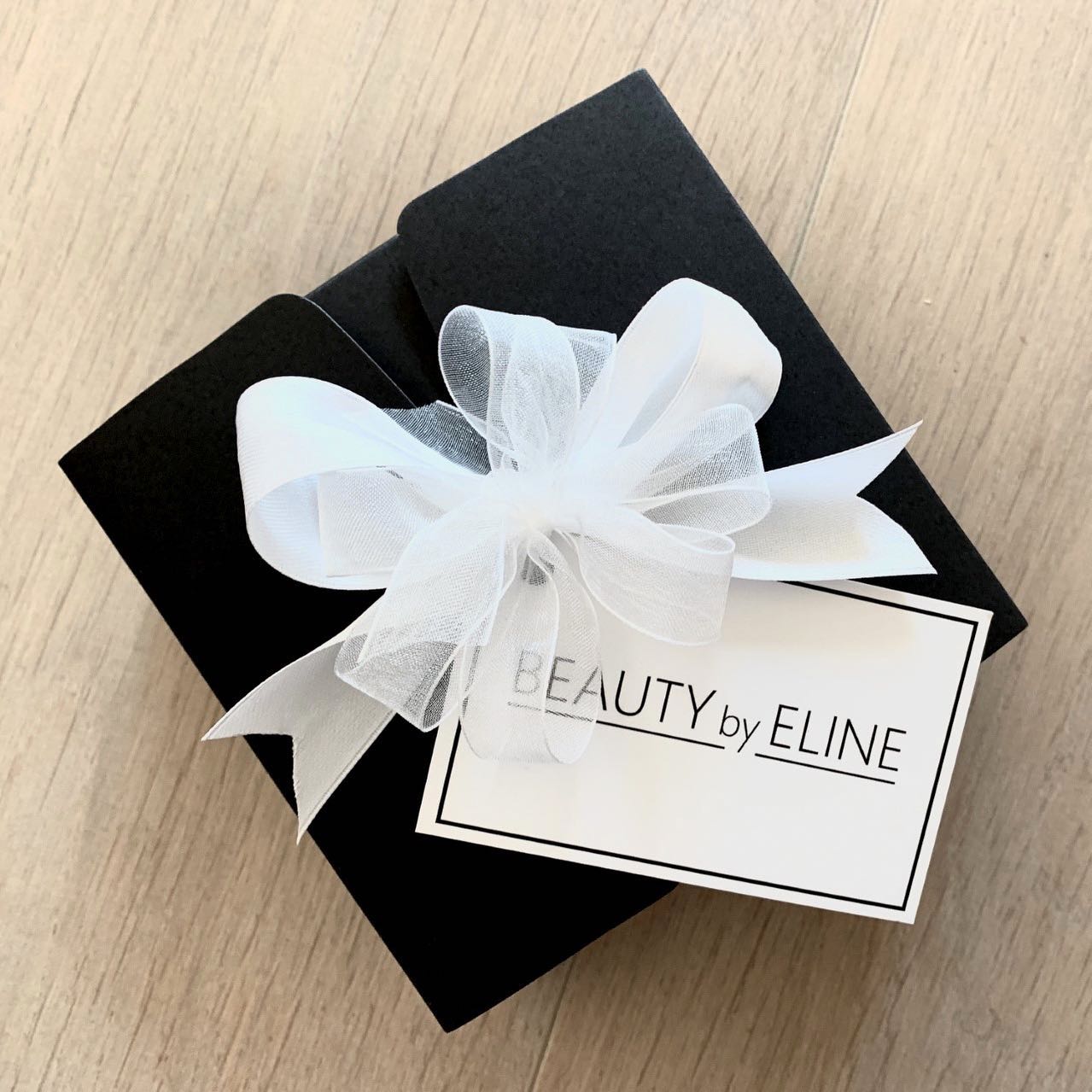 Ben je op zoek naar een leuk cadeautje?
Met een cadeaubon van Beauty by Eline kan je een bedrag of behandeling naar keuze schenken aan iemand die maar al te graag wordt verwend 🤗
De gelukkige kan de bon inruilen voor een behandeling of er producten mee aankopen.
Je kan je cadeaubon trouwens heel gemakkelijk bestellen via de website!