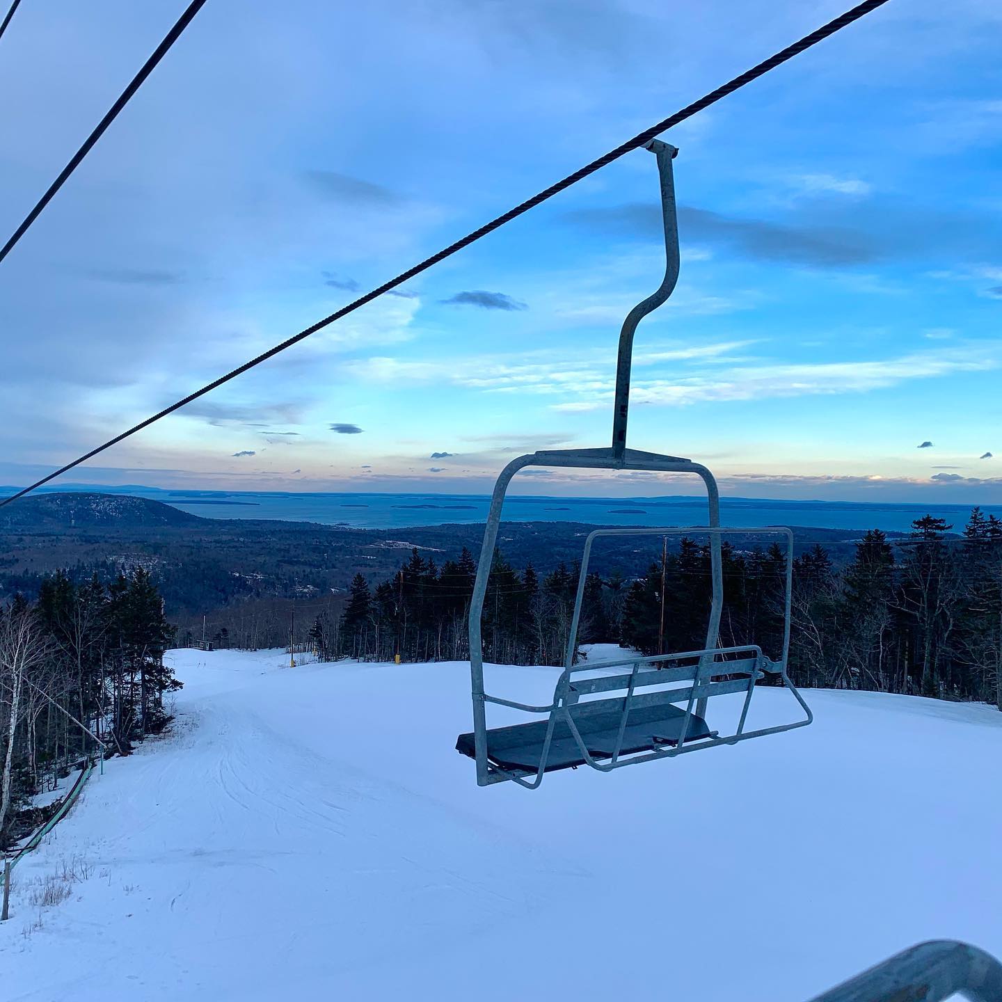 Cool skyline setting before it becomes nightskiing ✨ @camdensnowbowl
#skithesea #skitheeast #skitown #camdenmaine #chairlift #skyline #sunset #igers #maine #sky #skylovers #ski #skiseason #winterwonderland #nightskiing #lineskis #burtonsnowboards #atlantic #atlanticocean #camdenhills