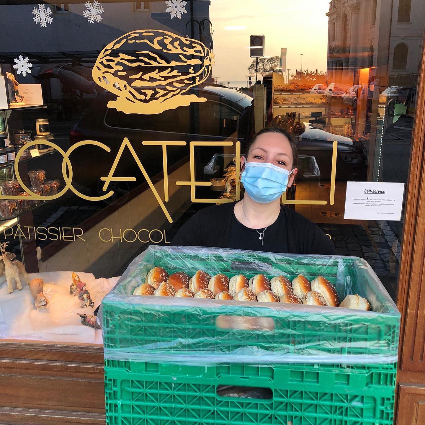 Les nouveaux buns de notre artisan boulanger @locatelli.boulangerie sont arrivés
Après plusieurs tests et ajustements, nous avons trouvé LA nouvelle recette : plus de moelleux et encore meilleurs 😋 🍔
Priorité aux produits locaux, artisanaux et à la qualité.
.
.
.
.
#swissmade #swissfoodtruck #vaud #foliesburgers #burgers #healthyfood #produitslocaux #terroir #qualité